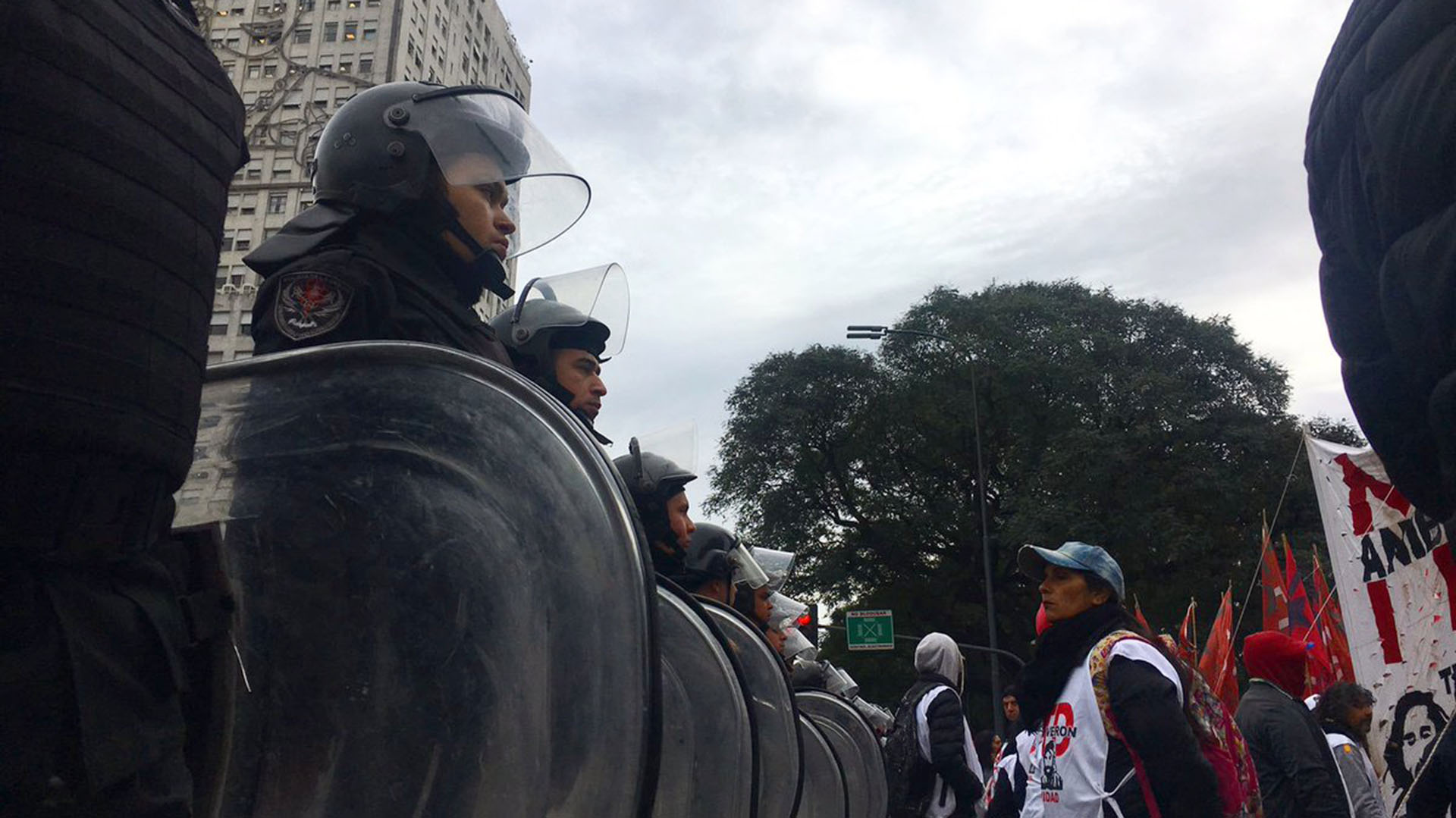 Postal de la mañana del jueves, entre manifestantes y la Policía de la Ciudad (@bagliettoc)