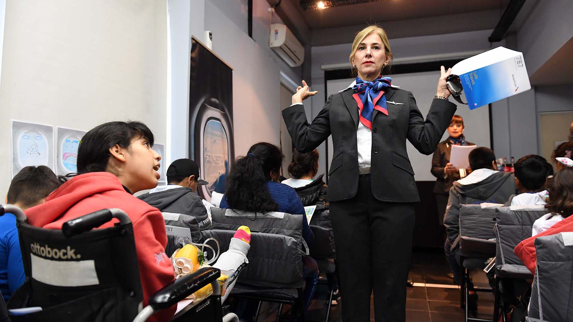 Al momento de despegue, las azafatas brindaron las instrucciones de vuelo para poder despegar