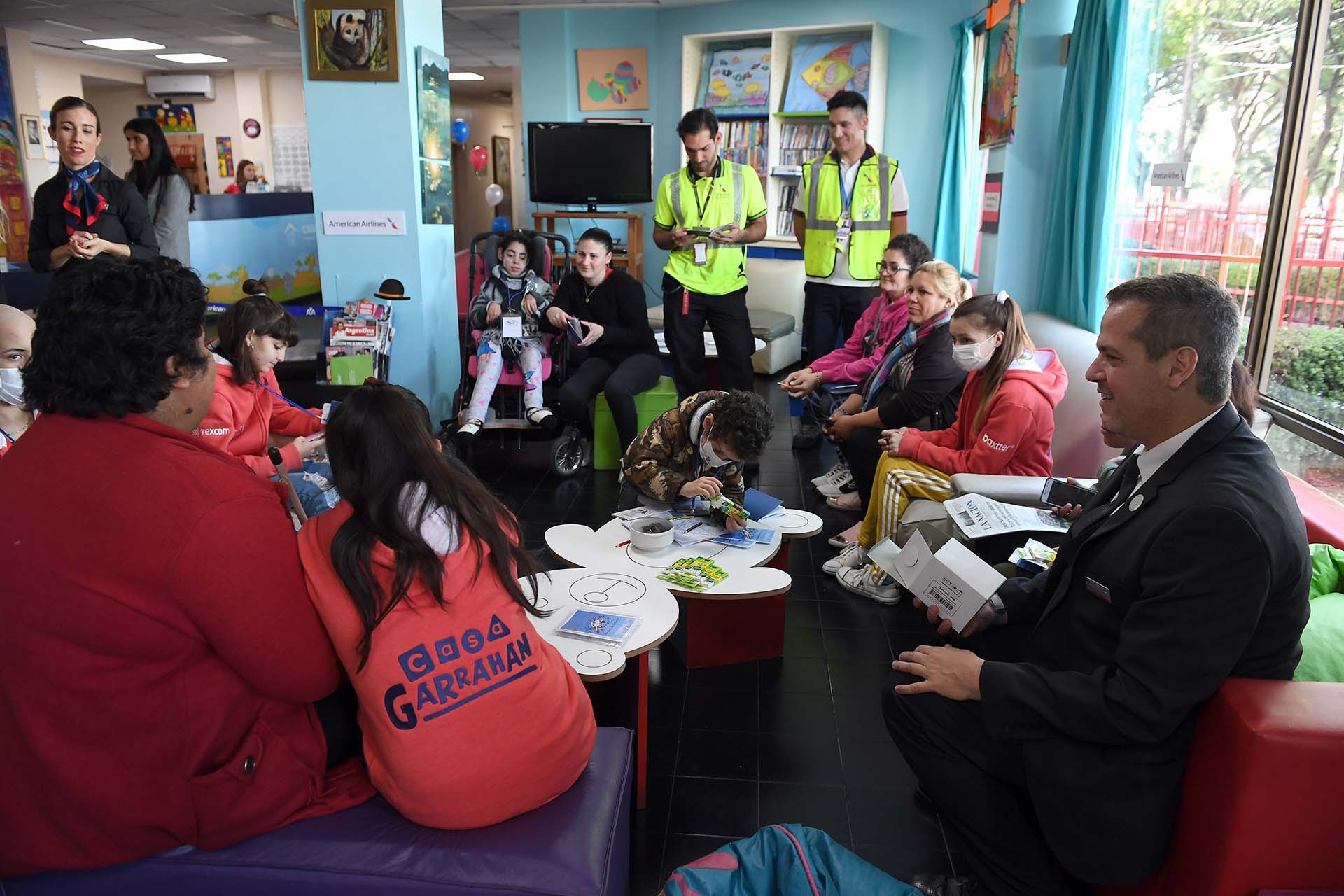 En la sala de espera los pequeños vivieron un momento muy especial con personal de cabina donde despejaban todas sus dudas sobre el vuelo, los aviones