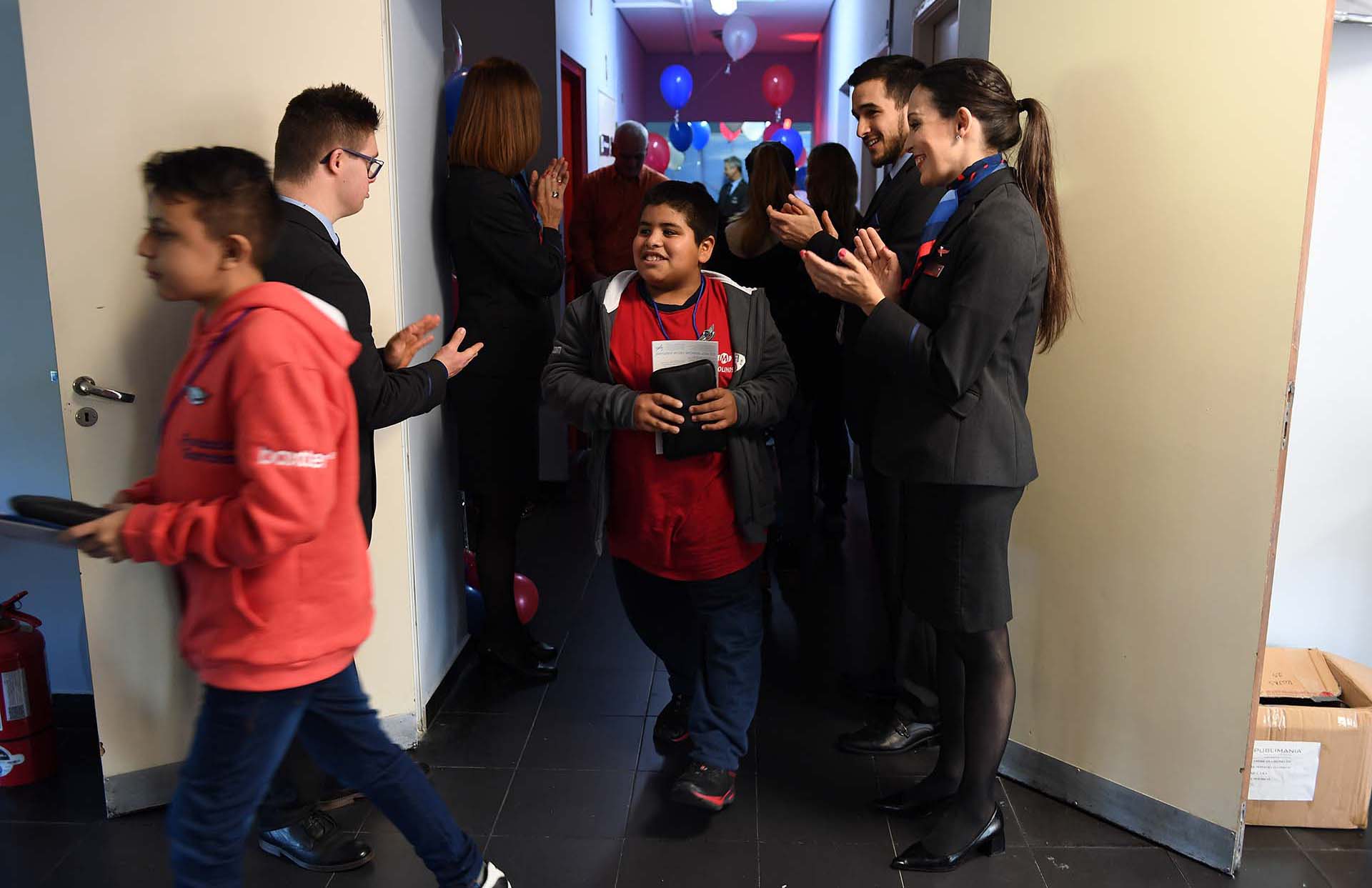 Al momento de desembarcar los chicos tenían que retirar su equipaje donde los esperaba una sorpresa: regalos para recordar su experiencia de vuelo