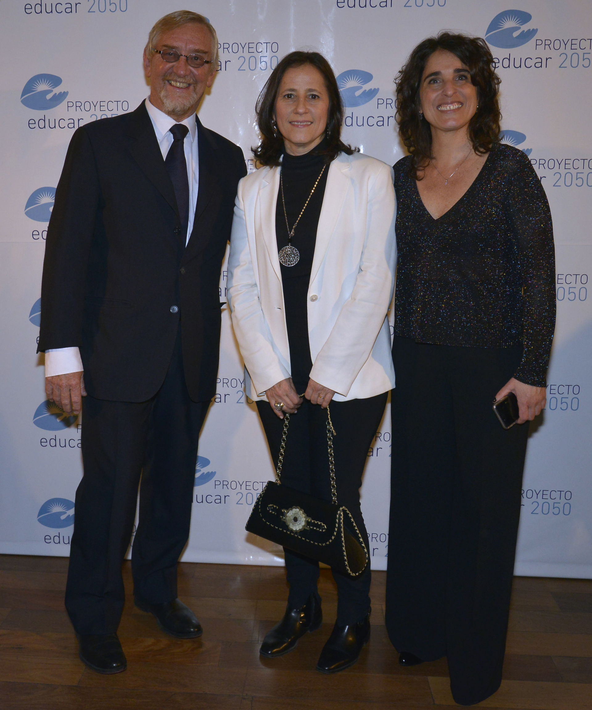 En el medio, Agustina Catone, directora ejecutiva de la Fundación Telefónica