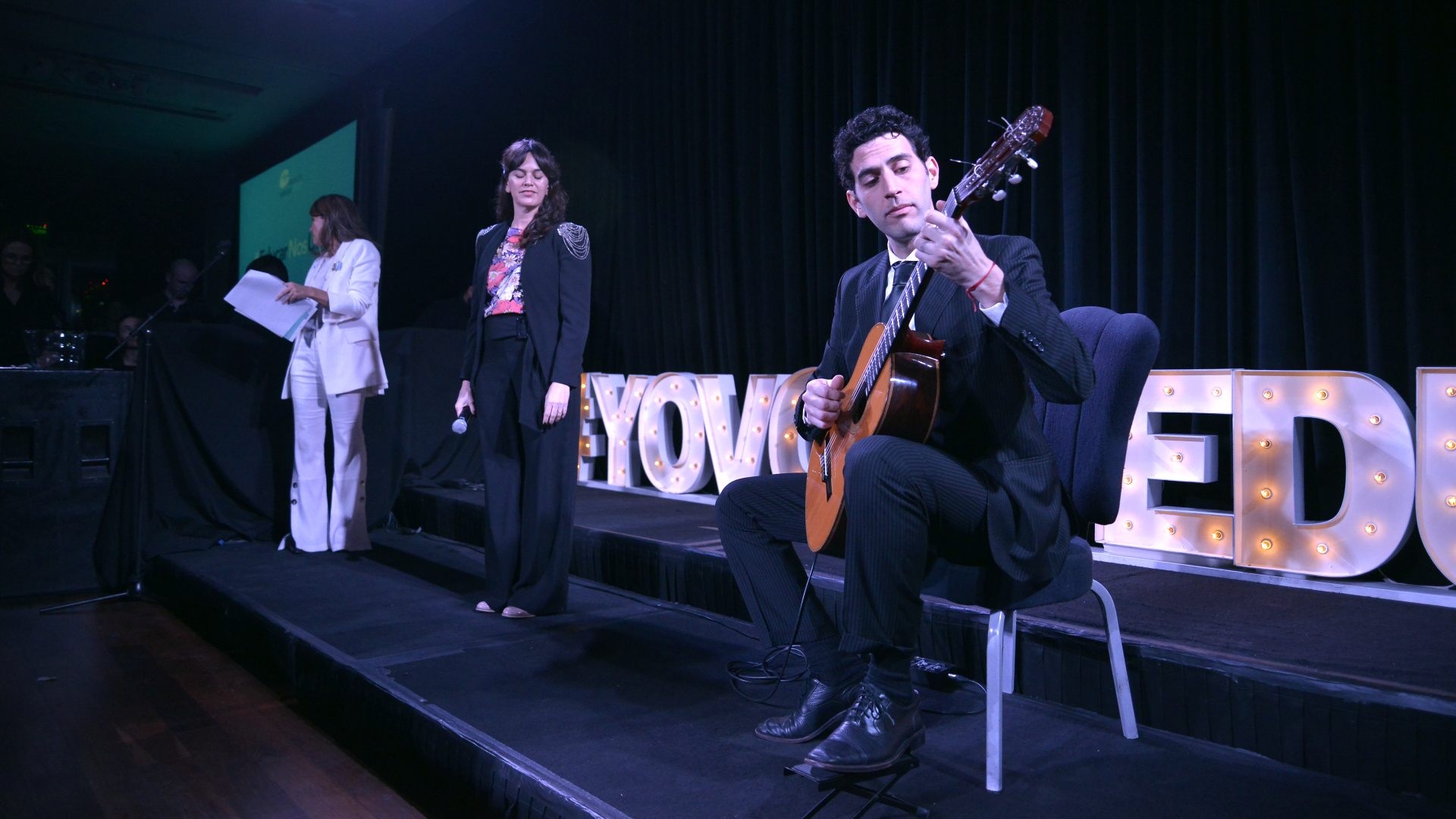 La cantante Luli Pizarro entonó el himno