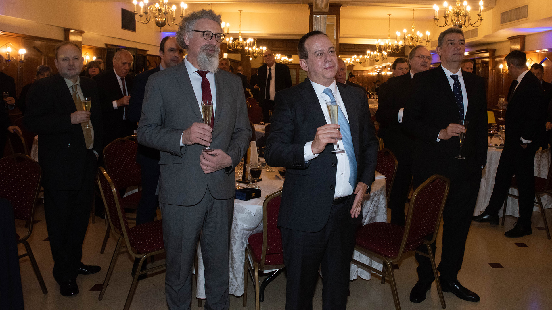 El senador Alfredo Luenzo brinda junto a Martín Etchevers