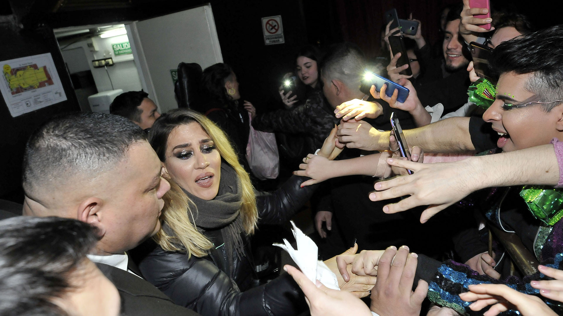 Jimena saludó a sus fans a la salida del show