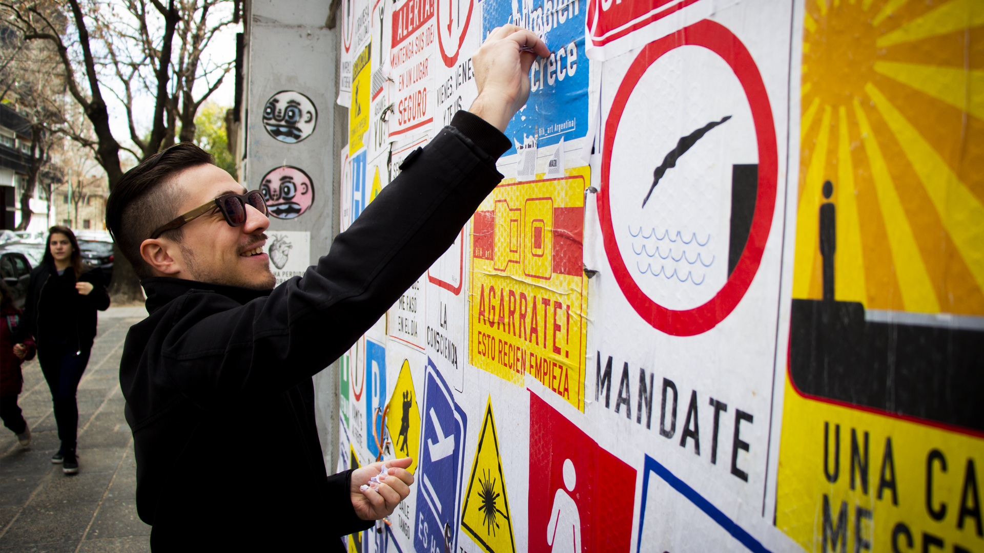 En el camino BiH se detuvo a recomponer también algunos carteles que dejó por el barrio