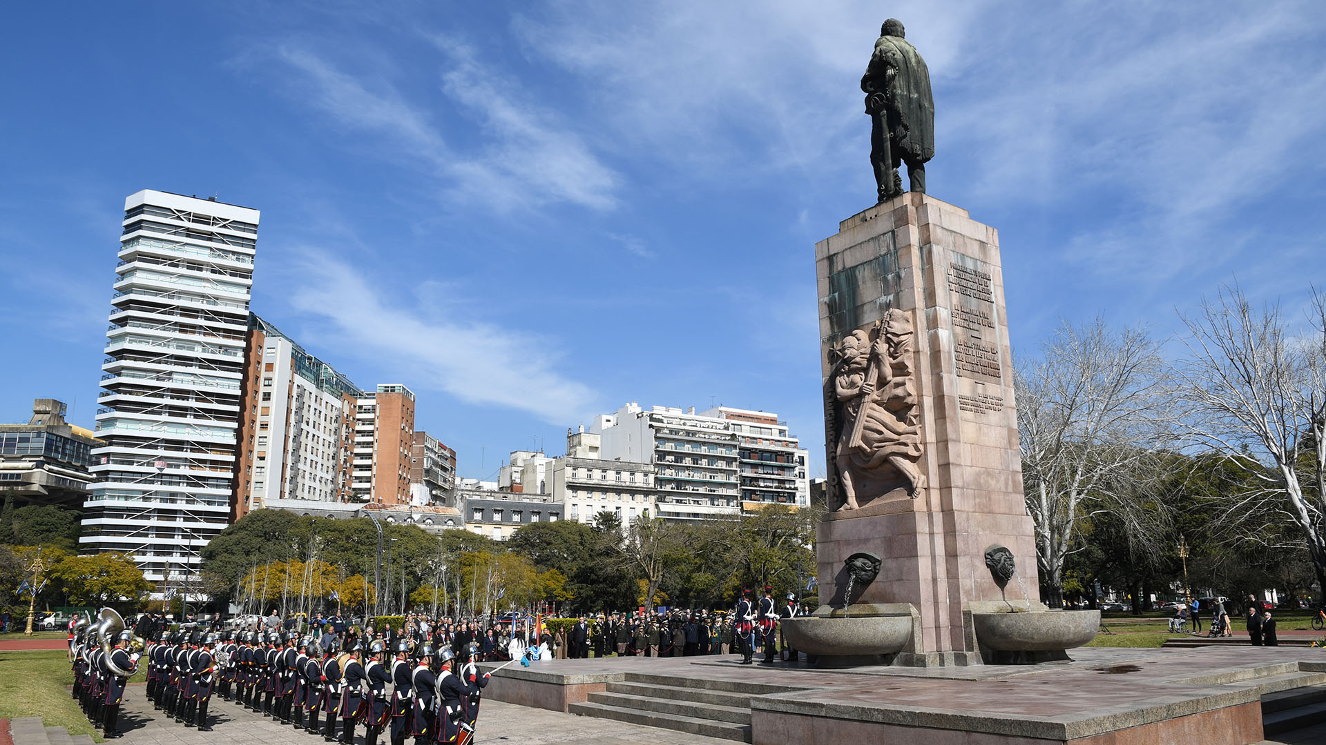 Depositaron ofrendas florales en el pie de la estatua