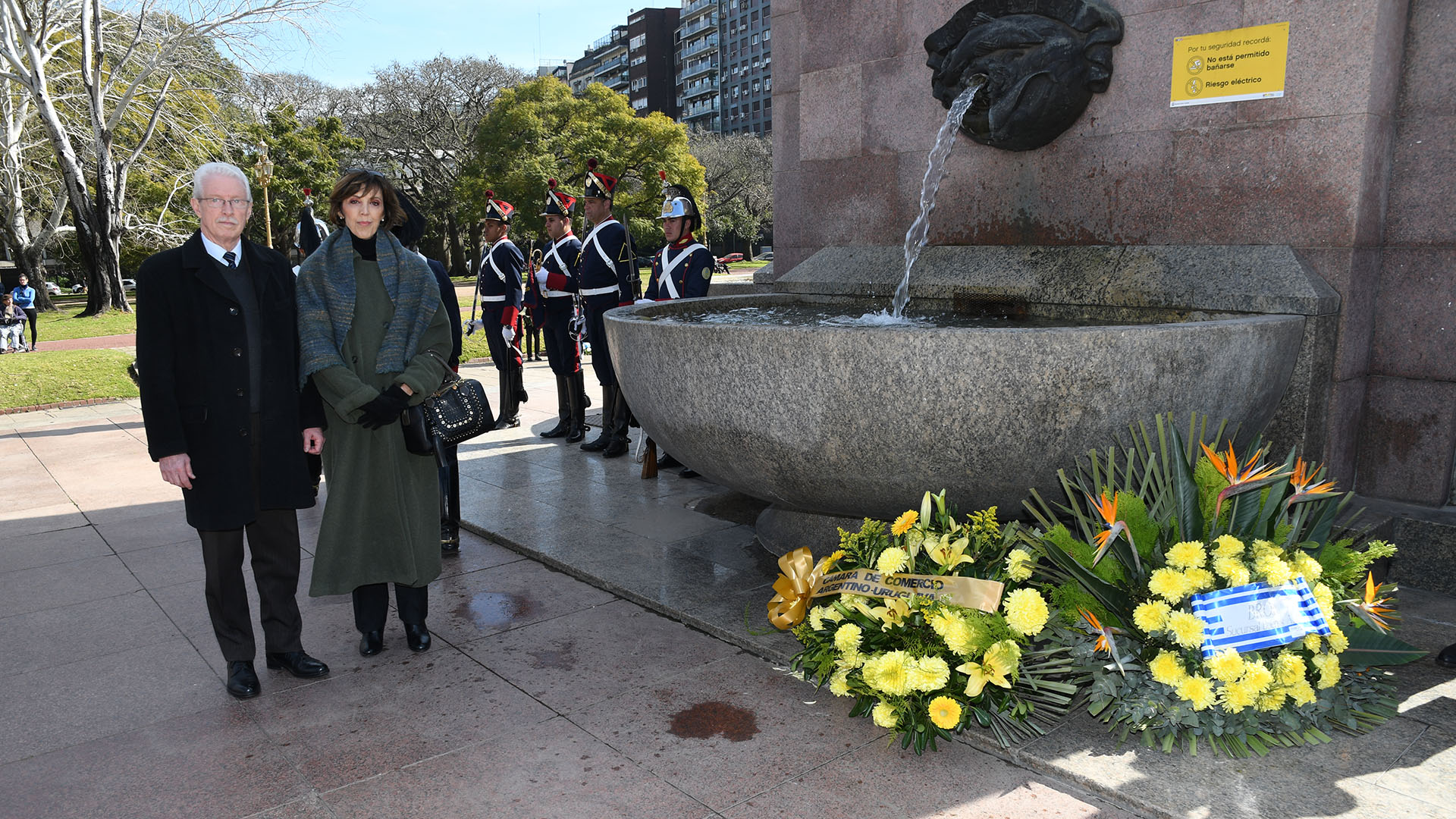 Previo a la recepción realizaron un homenaje en la Plaza República Oriental del Uruguay