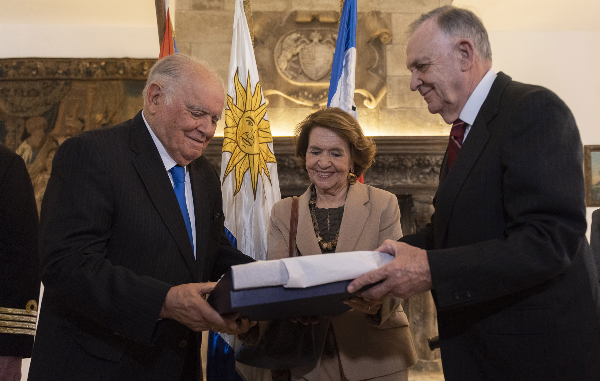 La Embajada de Uruguay en Argentina homenajeó al primer Canciller uruguayo tras el retorno a la democracia, Cr. Enrique V. Iglesias