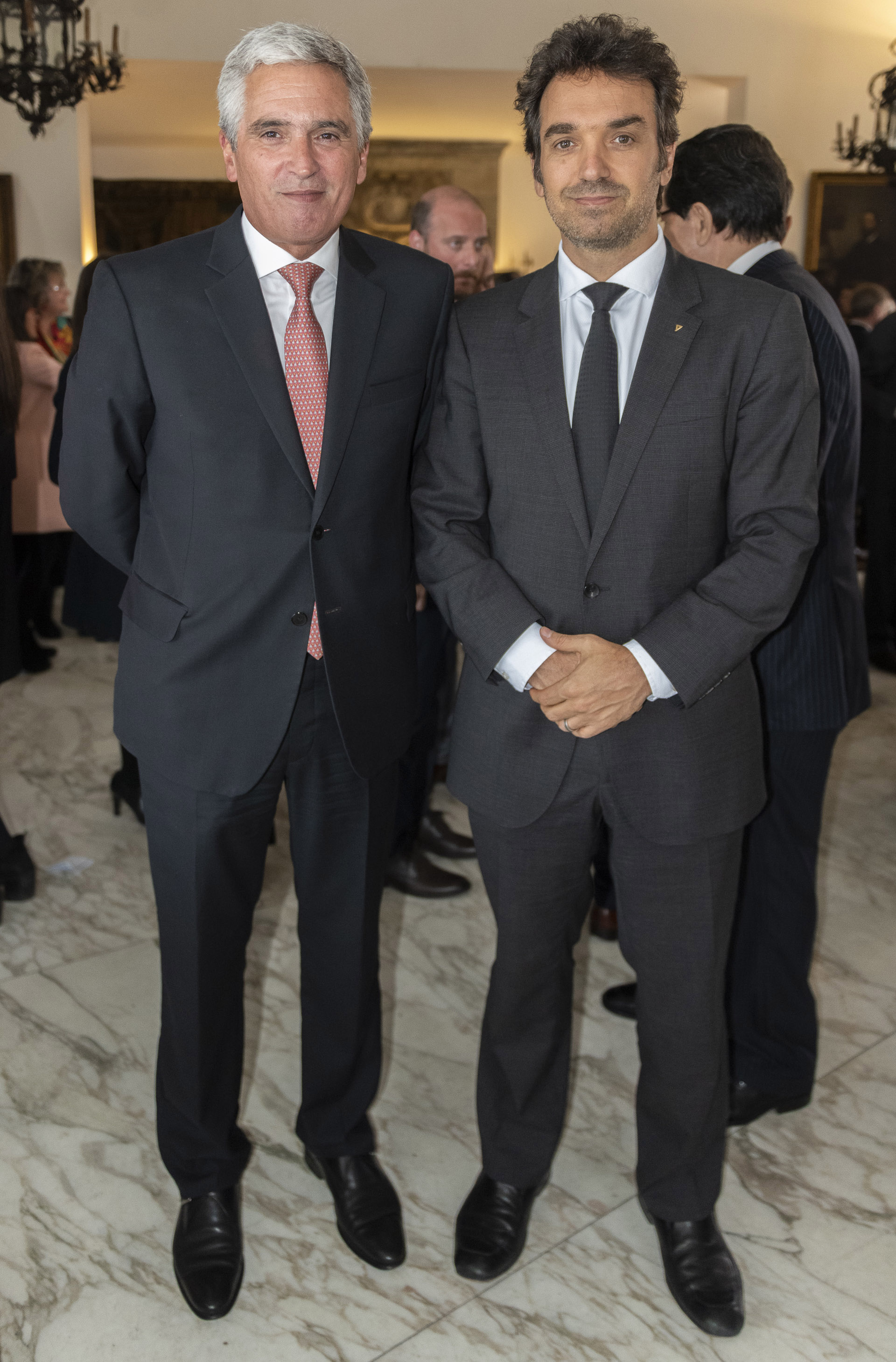 El embajador de Perú, Peter Camino Cannock junto al director general de Bagó, Sebastián Bagó
