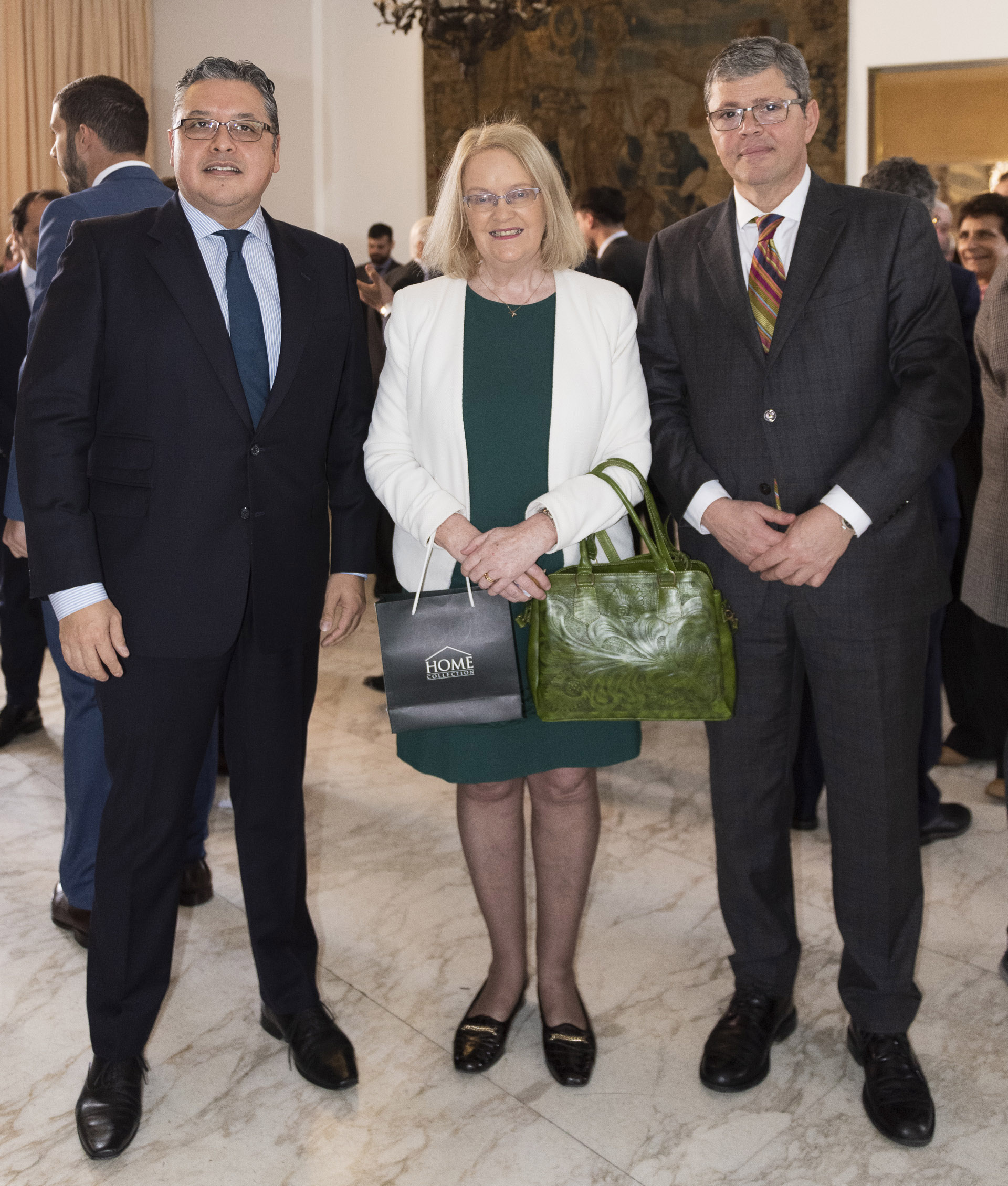 Ariel Blufstein, colaborador en Relaciones Diplomáticas DAIA; Jackie O Halloran Berstein, embajadora de Irlanda en Argentina; Diego Pelufo Acosata, ministro de la embajada de Uruguay