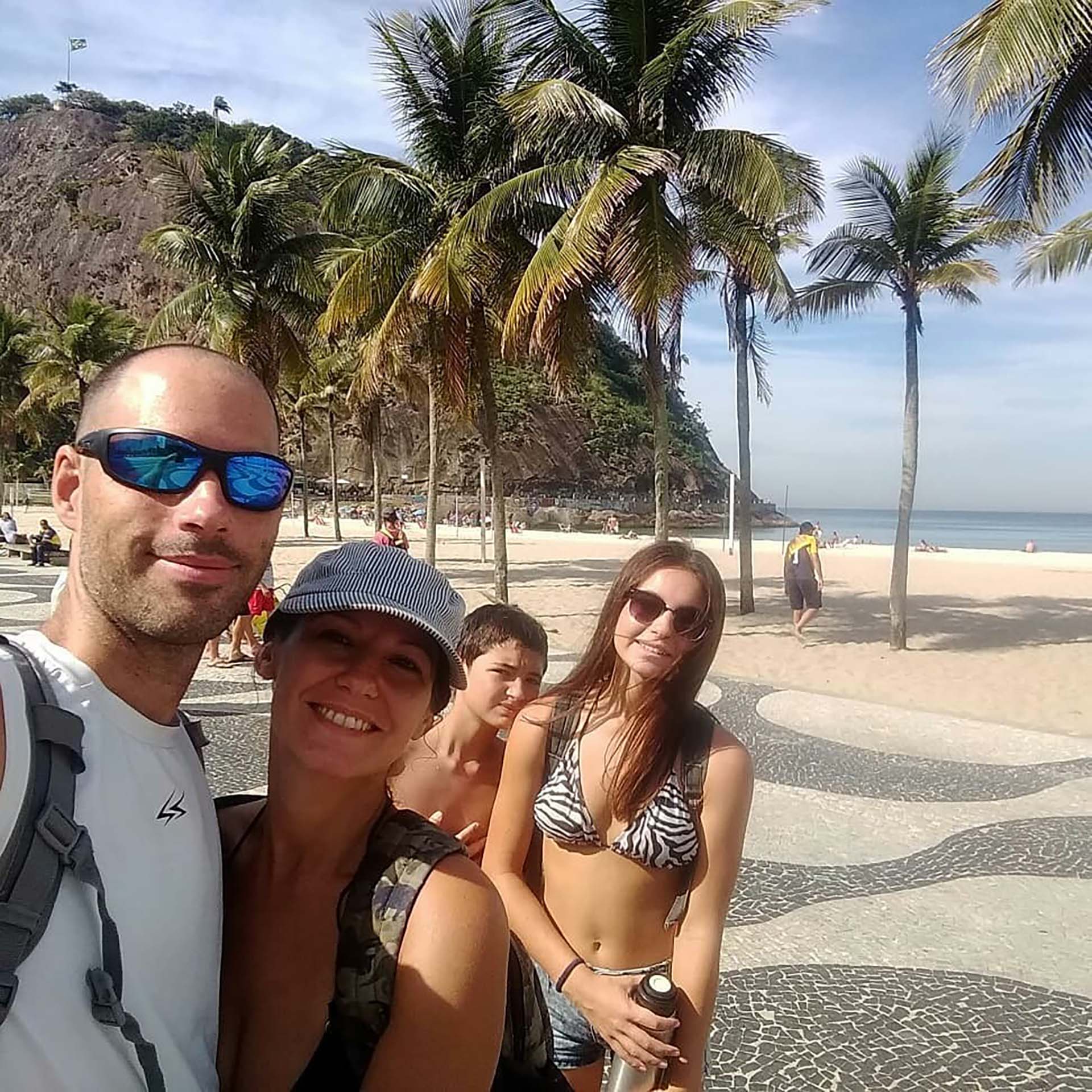 Julieta Bouzo y Andrés Misiak, y sus hijos Priscila y Matías (@simplementeviviendo)