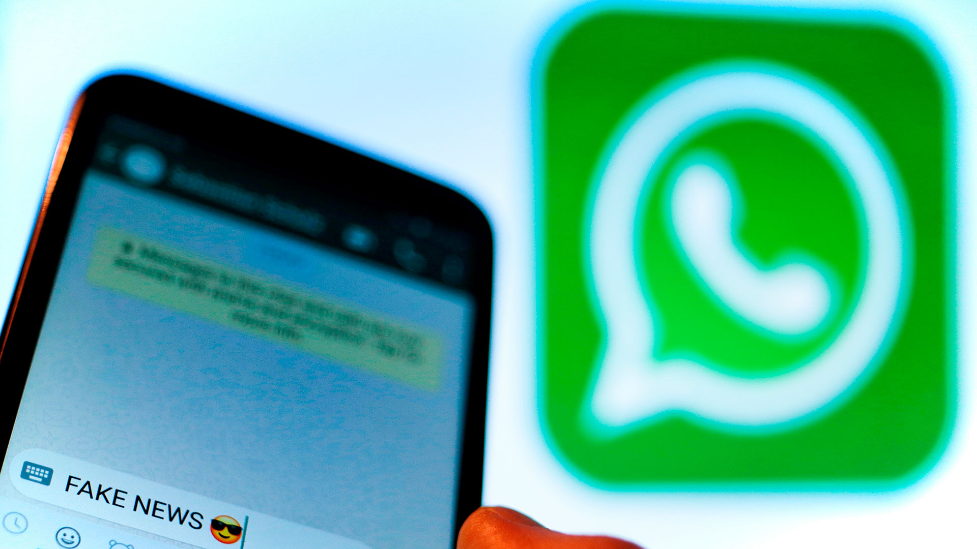 En las redes sociales las personas se vuelven “curadoras” de sus contactos para evitar noticias falsas. (Shutterstock)