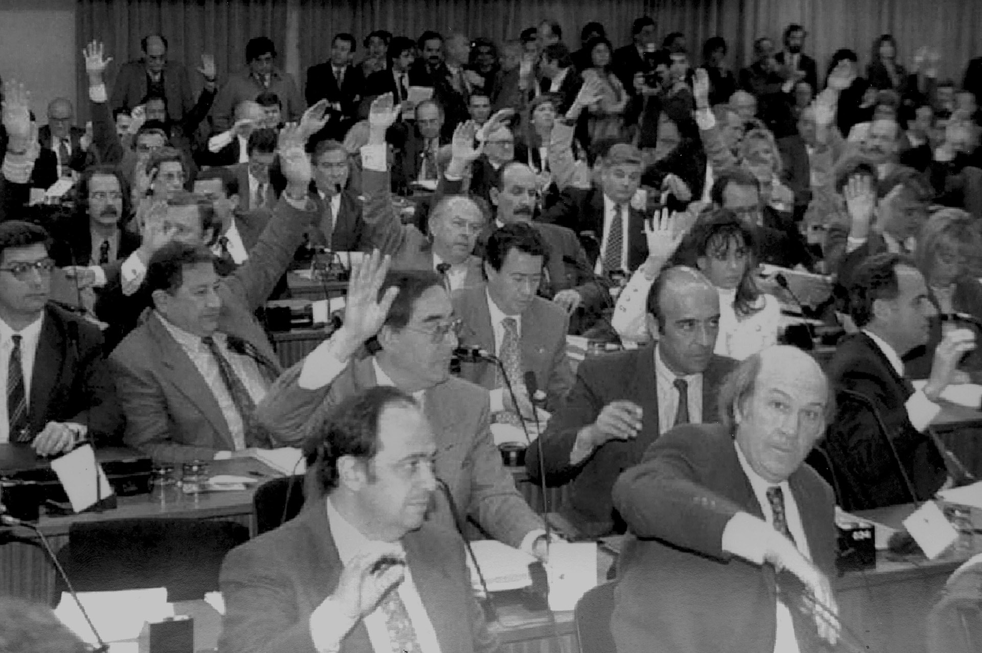 Votación de los legisladores: en primer plano, Alberto Pierri. En la tercera fila, a la izquierda y con anteojos, un joven Horacio Rosatti, detrás, Juan Carlos Maqueda (hoy ambos son jueces de la Corte Suprema). Al lado de Rosatti, Oraldo Britos, Augusto Alasino y Cristina Kirchner. En el centro de la foto, Carlos Corach y a su lado Jorge Yoma y Alberto Albamonte.