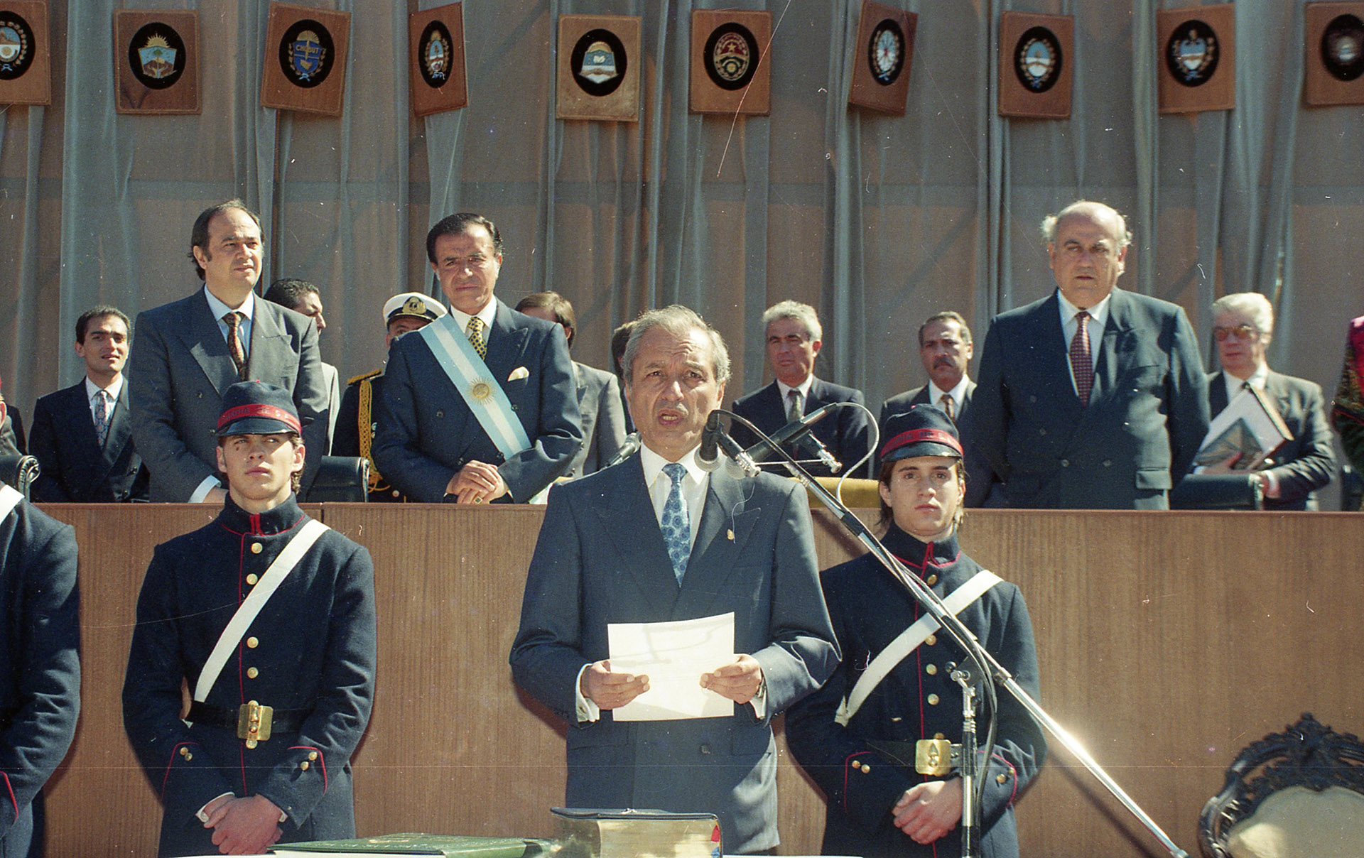 Juramento de Eduardo Menem, presidente de la Asamblea Nacional Constituyente
