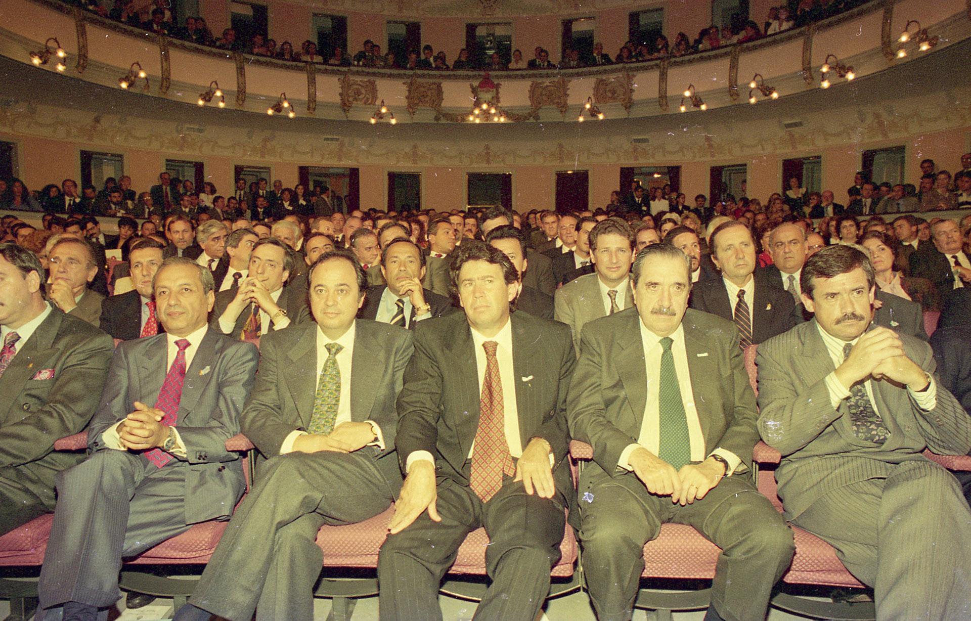 Finalización de la Asamblea Constituyente. Eduardo Menem, Alberto Pierri, Augusto Alasino, Raúl Alfonsín y Carlos Maestro. En la 2a fila, Rubén Marín, Ramón Puerta, Néstor Kirchner, Adolfo Rodríguez Saá, Horacio Massaccesi y Antonio Berhongaray