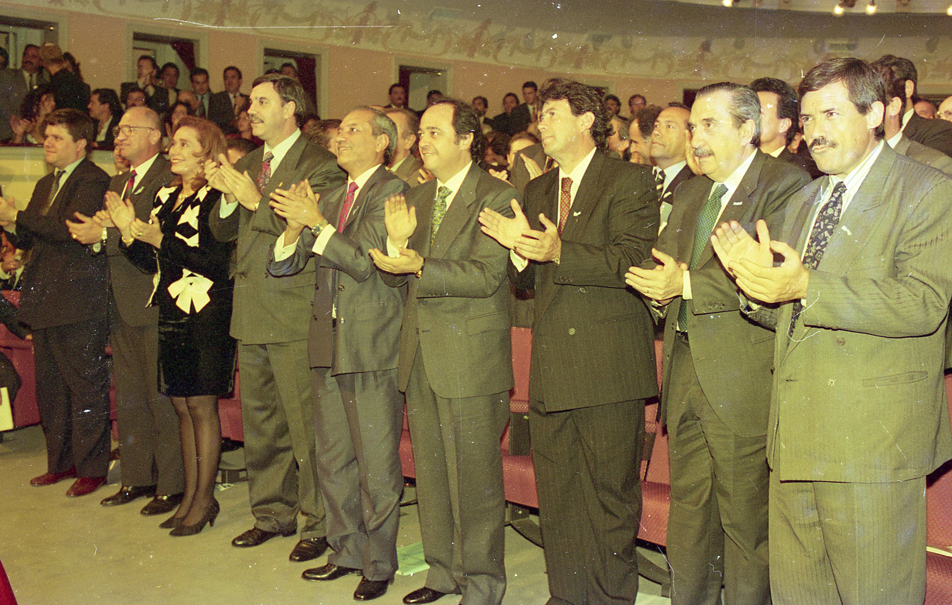 Finalización de la Asamblea Constituyente. De izquierda a derecha: Germán Kammerath, Aldo Rico, María Cristina Guzmán. En 5° lugar, Eduardo Menem, presidente de la Convención, a su lado, Alberto Pierri, Augusto Alasino, Raúl Alfonsín y Carlos Maestro