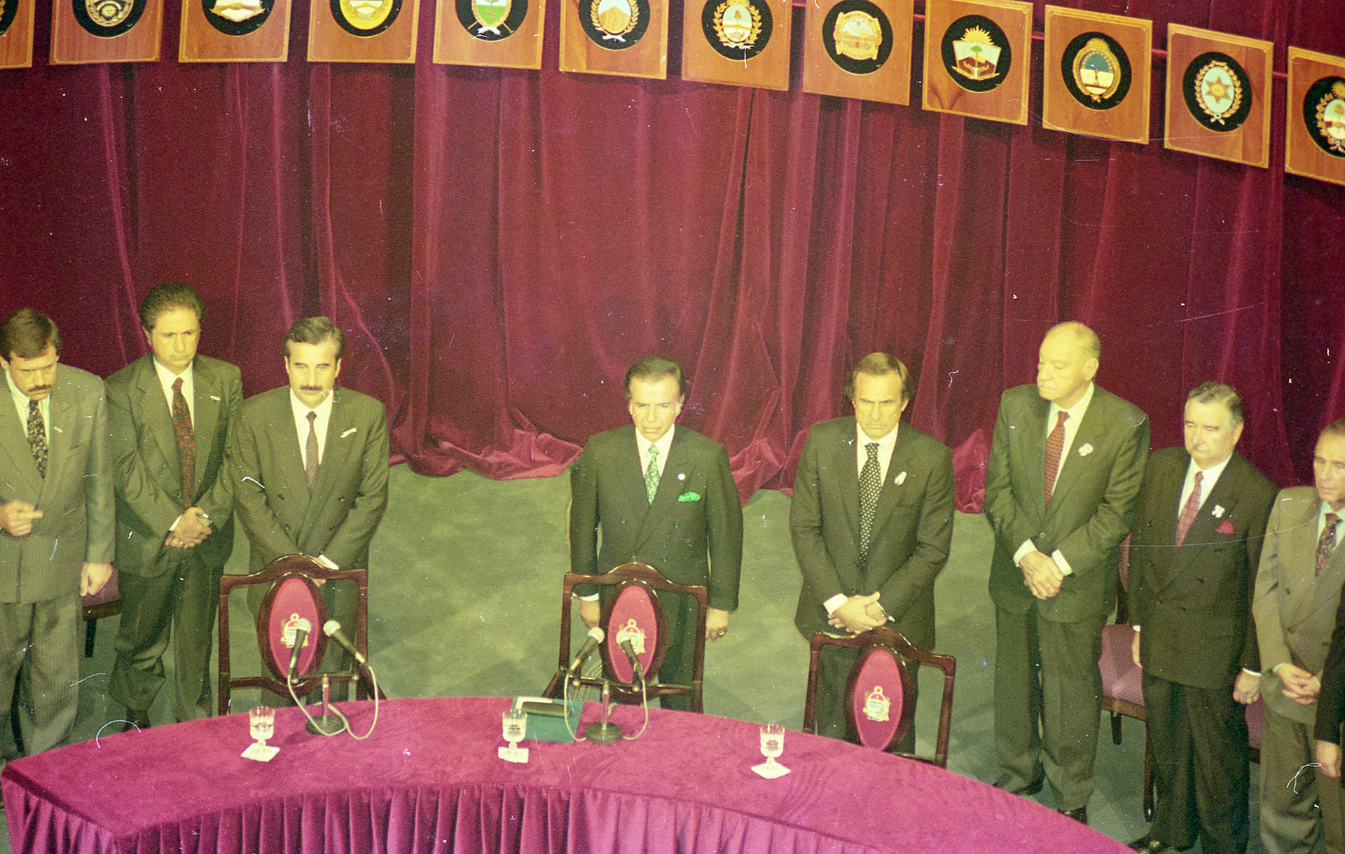 Finalización de la Asamblea Constituyente. Junto a Carlos Menem, Alberto Reutemann que, como gobernador de la provincia de Santa Fe, era el anfitrión. También fue constituyente.