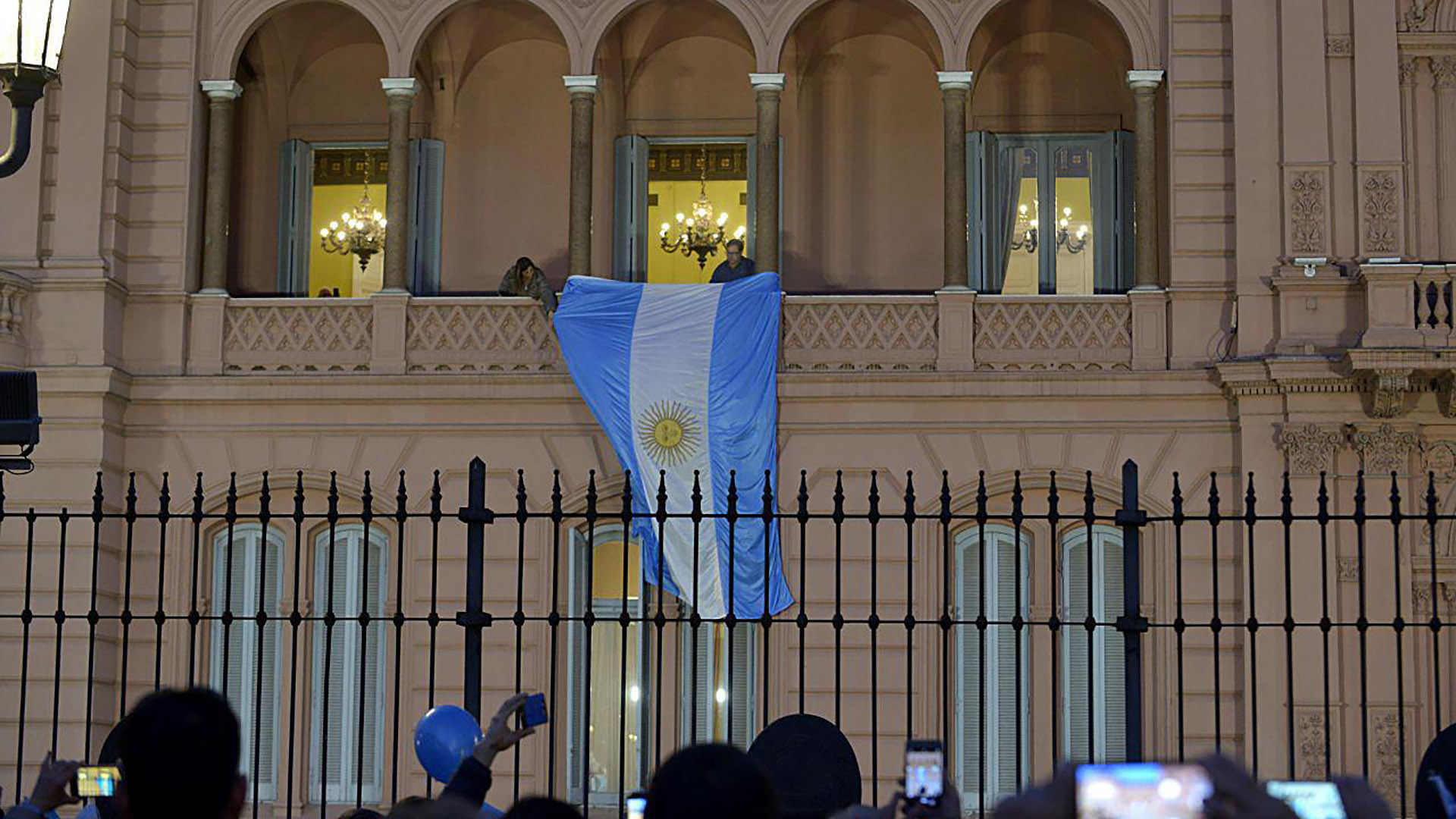 La bandera argentina desplegada en el balcón, poco antes de que llegara el Presidente a la Casa de Gobierno