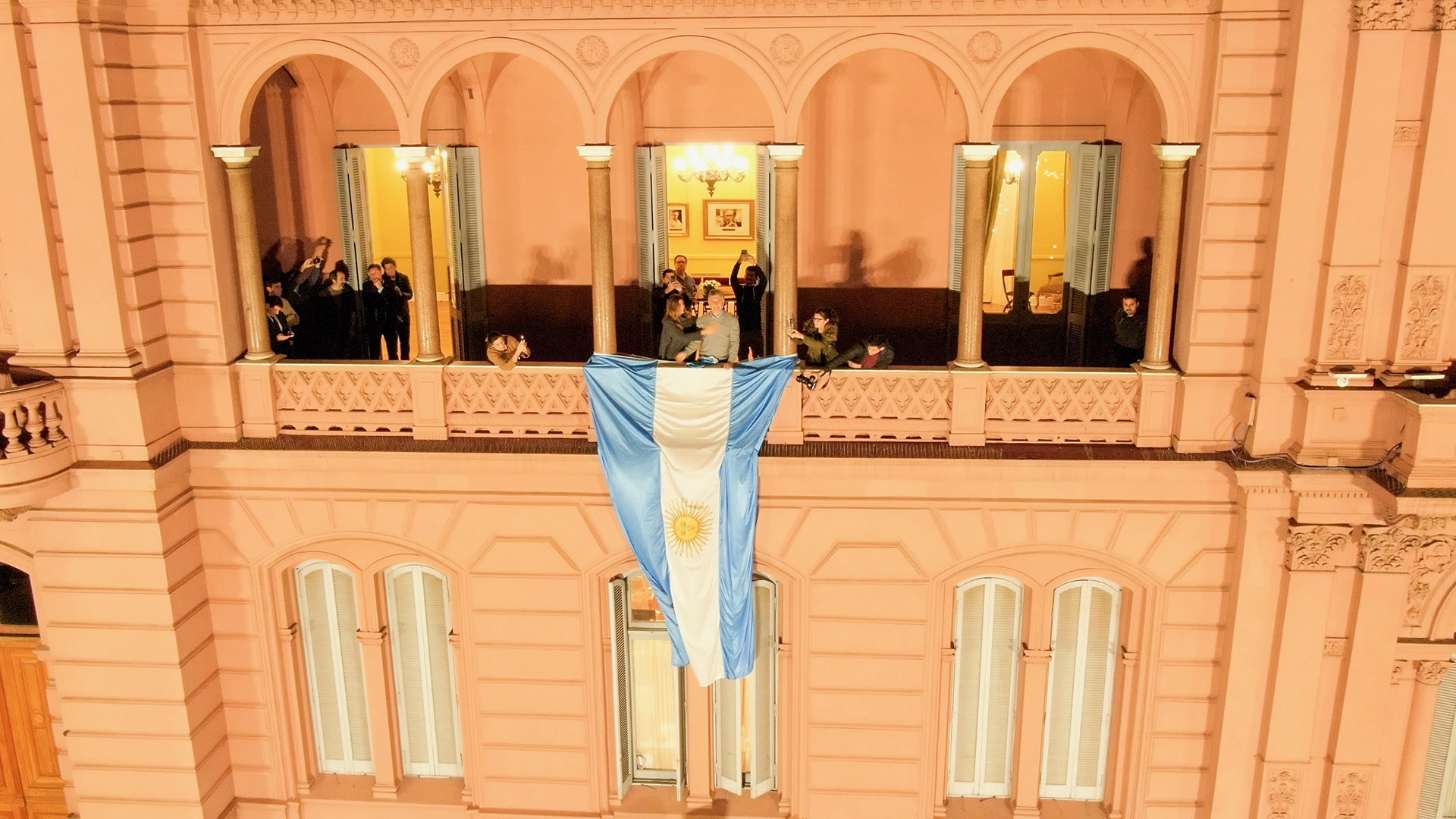 Mauricio Macri salió al balcón para saludar a la multitud acompañado por su esposa, Juliana Awada. El balcón de la Casa Rosada desde el drone de Infobae