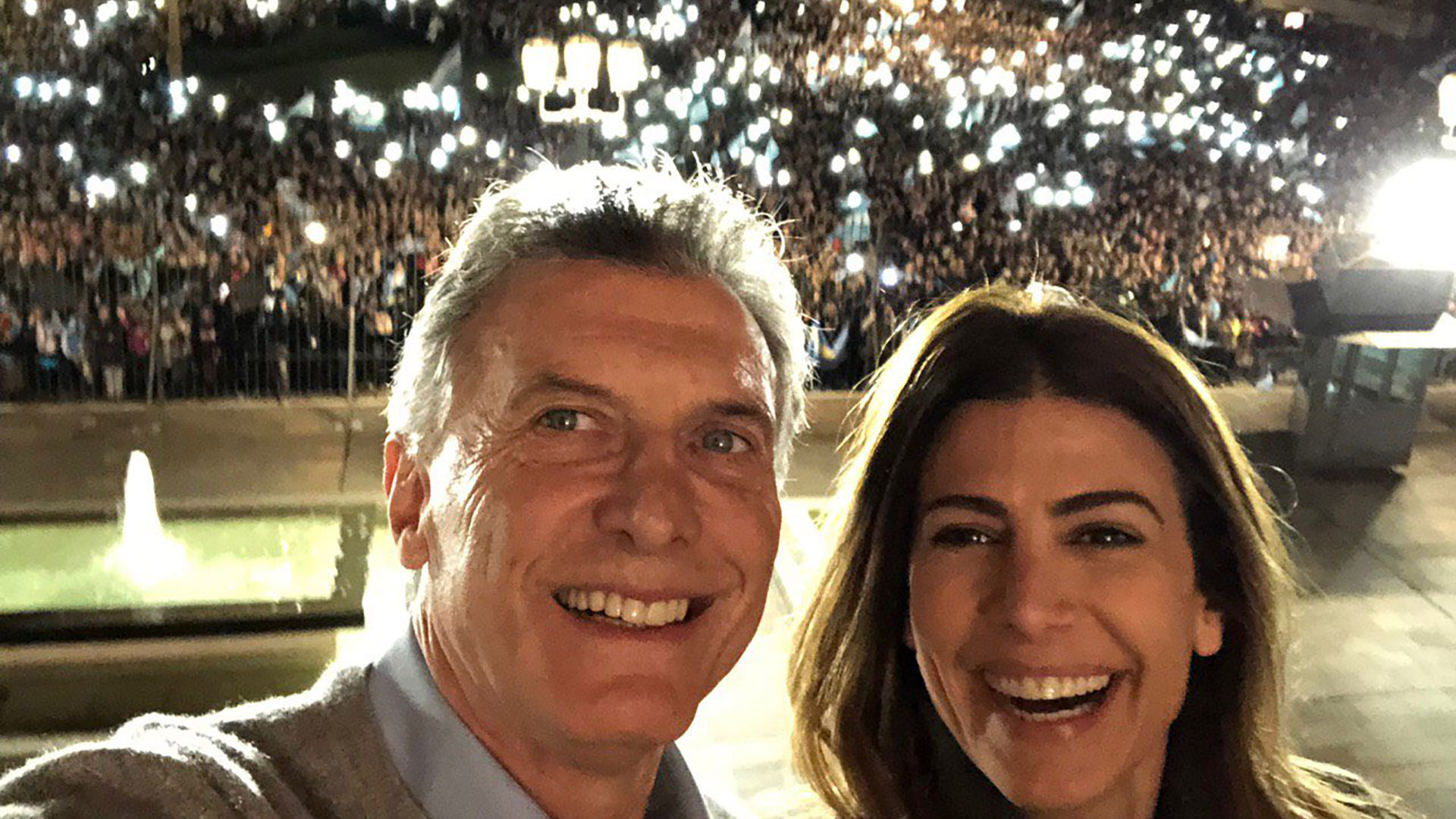 La selfie de Macri y Awada desde el balcón con la Plaza llena de simpatizantes de fondo