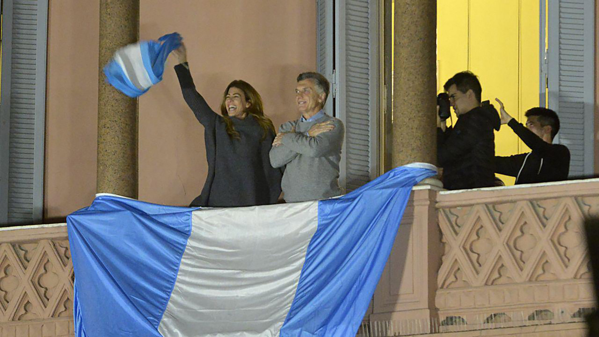 El saludo desde el balcón hacia una Plaza de Mayo llena y sin rejas