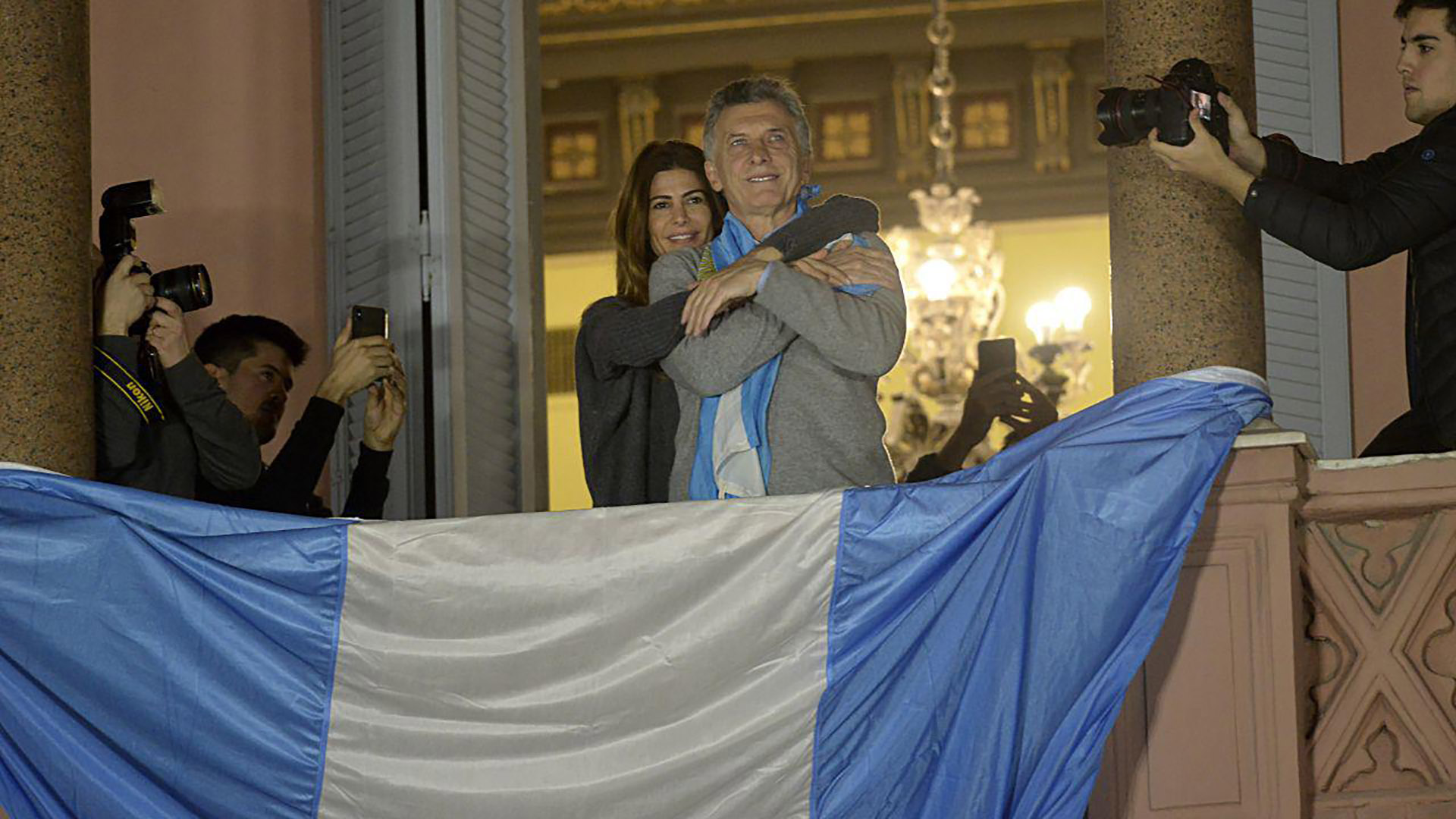 Juliana Awada y Mauricio Macri dejaron la quinta Los Abrojos donde estaban pasando el fin de semana para saludar a los manifestantes que se habían congregado en la Plaza de Mayo