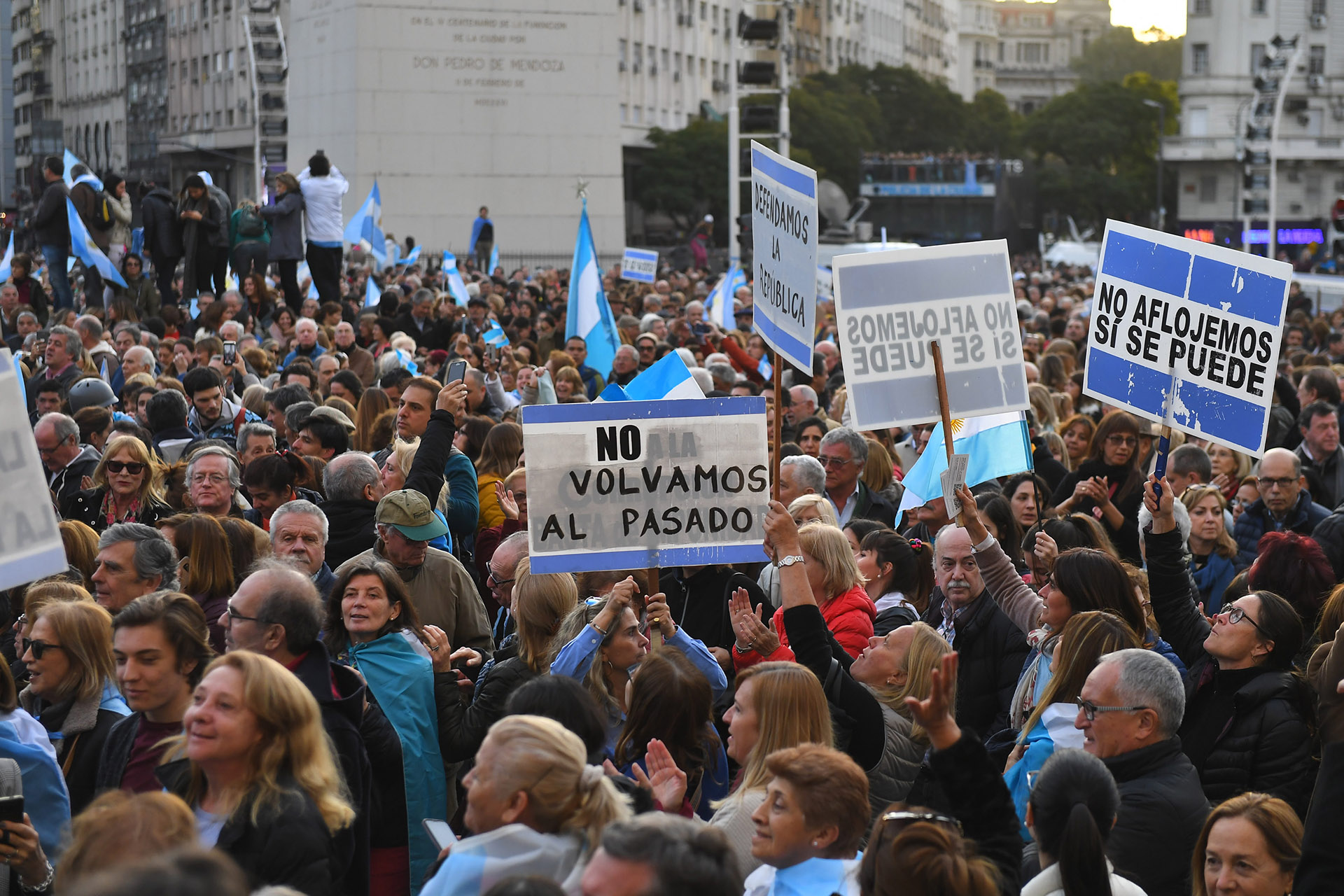 El principal mensaje de los carteles: no volver al pasado y la tradicional consigna “Sí se puede”