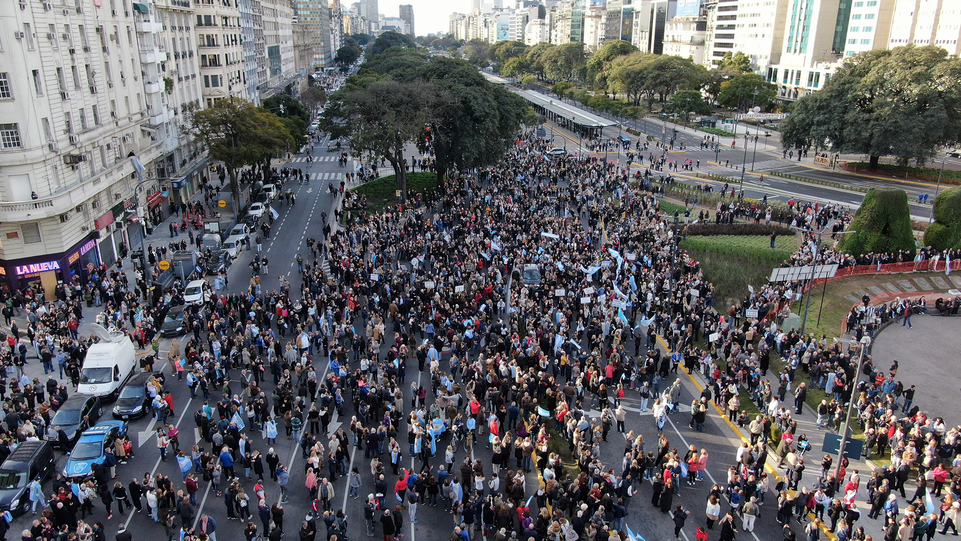 La gente fue llegando espontáneamente a la concentración en la 9 de Julio alrededor del Obelisco