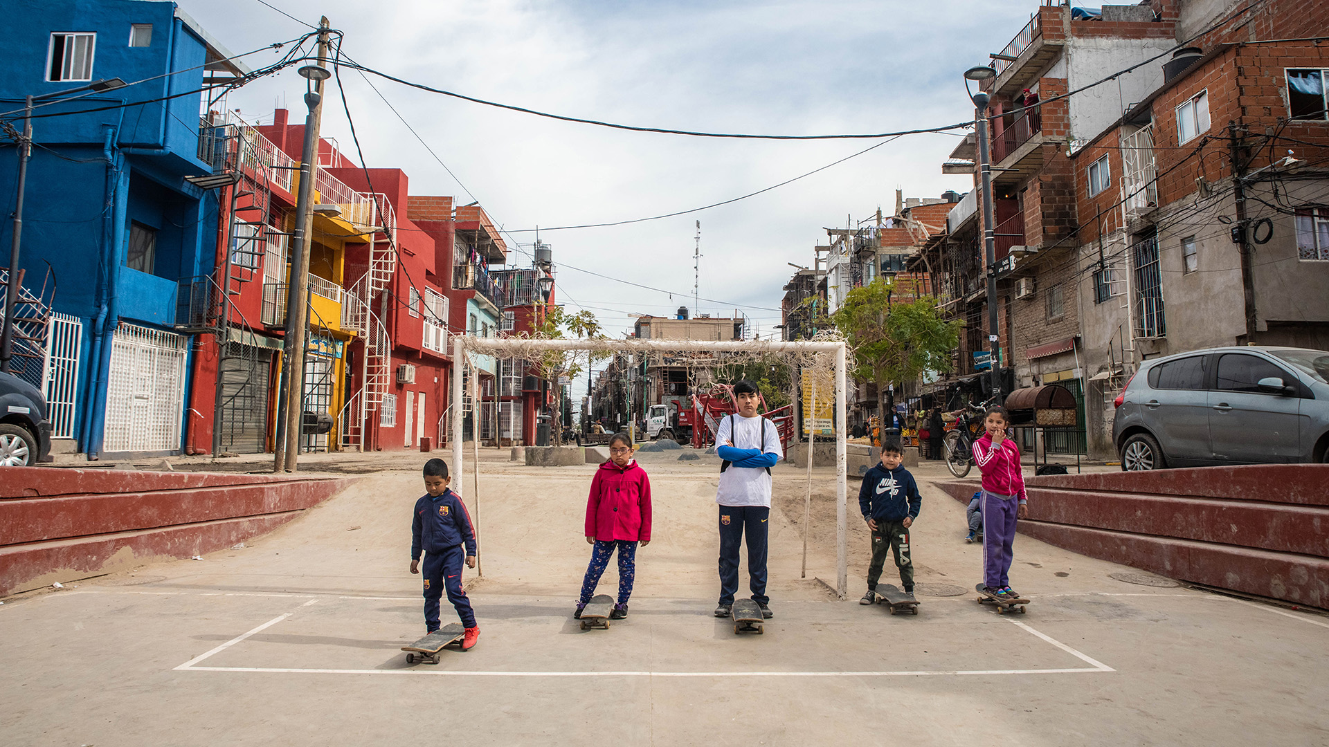 En la villa 31, bajo la Autopista Illia, decenas de chicos se reúnen todos los sábados para practicar y aprender skate