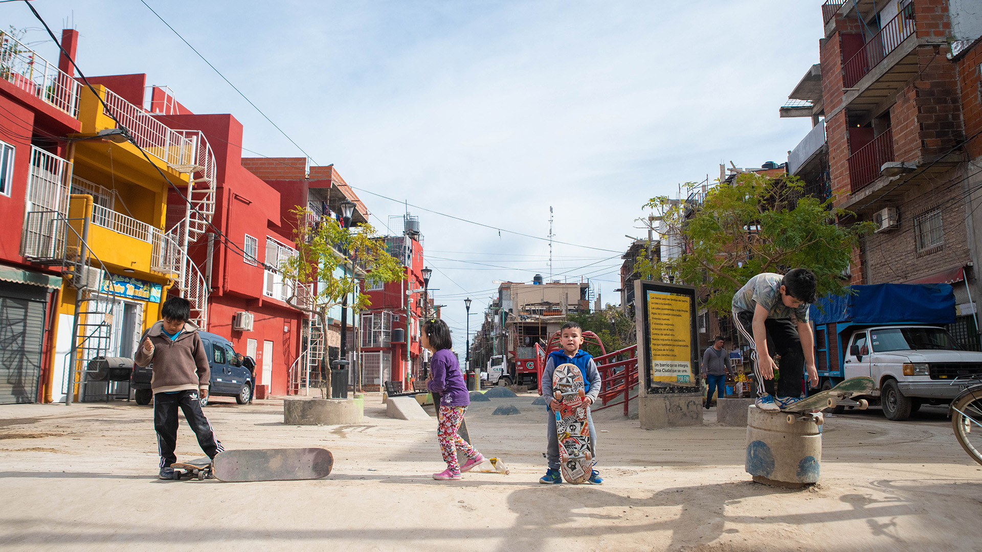 Además de la práctica deportiva, los profesores trabajan en sumar talleres de arte urbano, fotografía y cine, y de construcción de rampas, barandas y obstáculos para andar en skate
