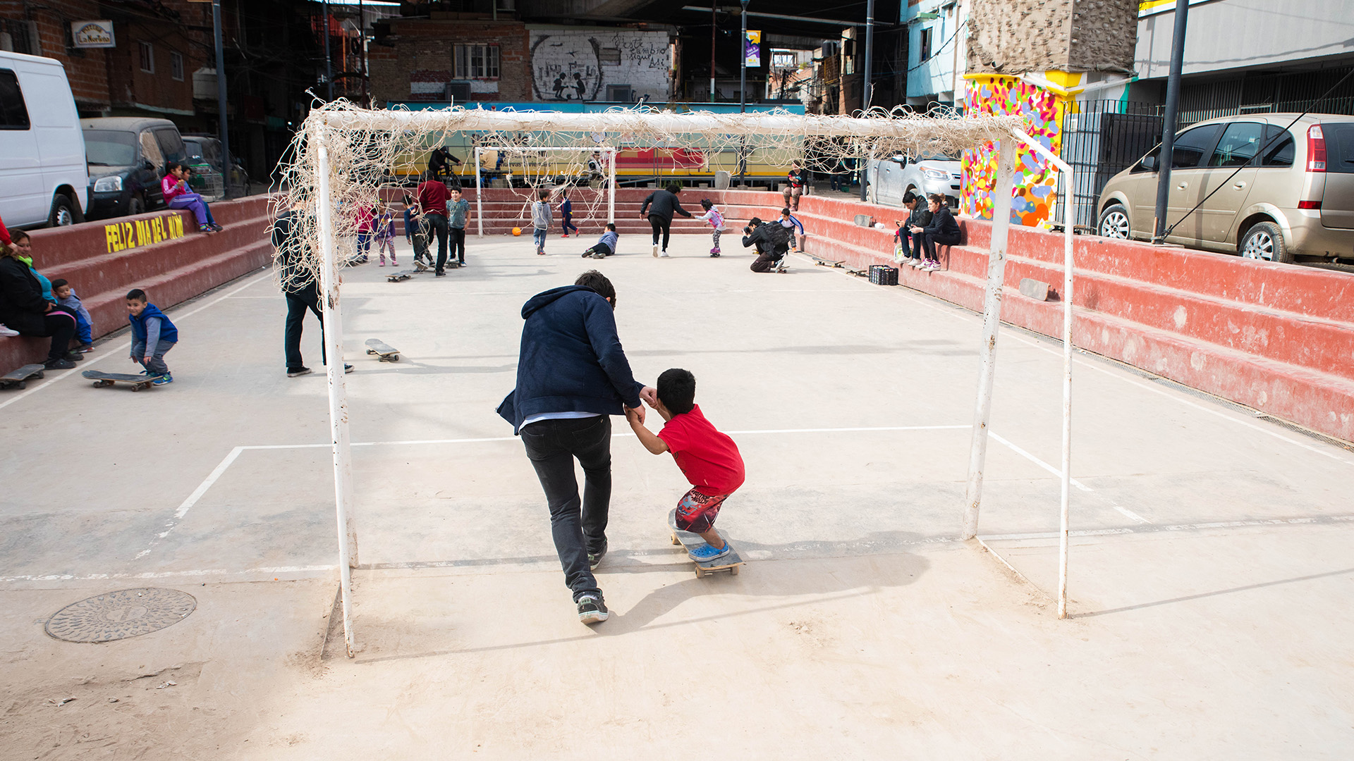 A comienzos de los años ’80, el skate se había expandido a cada rincón del mundo y la juventud la adquirió como suya, al igual que los espacios públicos
