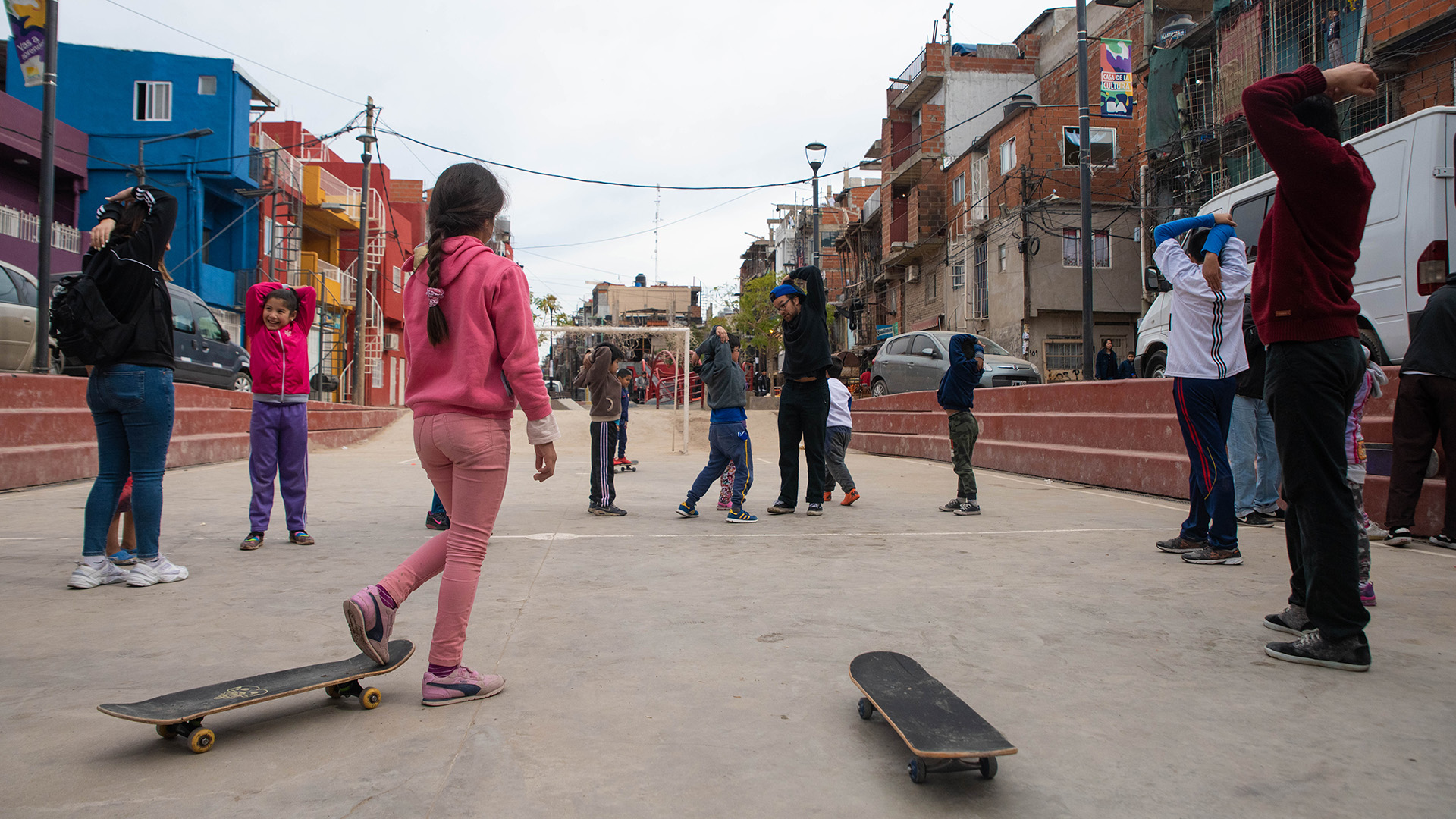 Los chicos se deslizan a través de las patinetas y exponen sus trucos sin miedo a la vergüenza ajena, ya que las caídas son sinónimos de aprendizaje