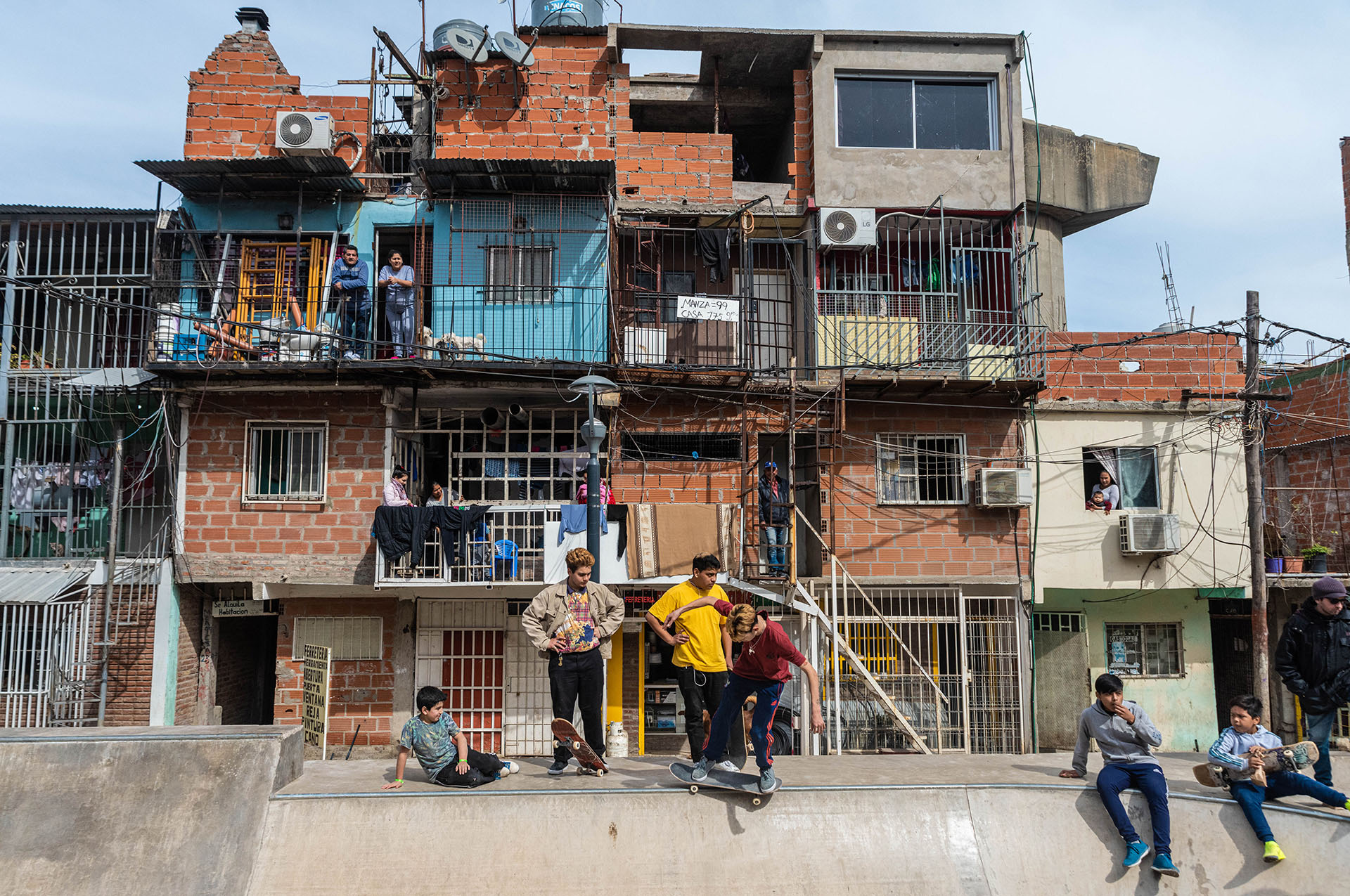 Familiares, amigos, vecinos de la cuadra y otros curiosos se suman cada fin de semana como espectadores