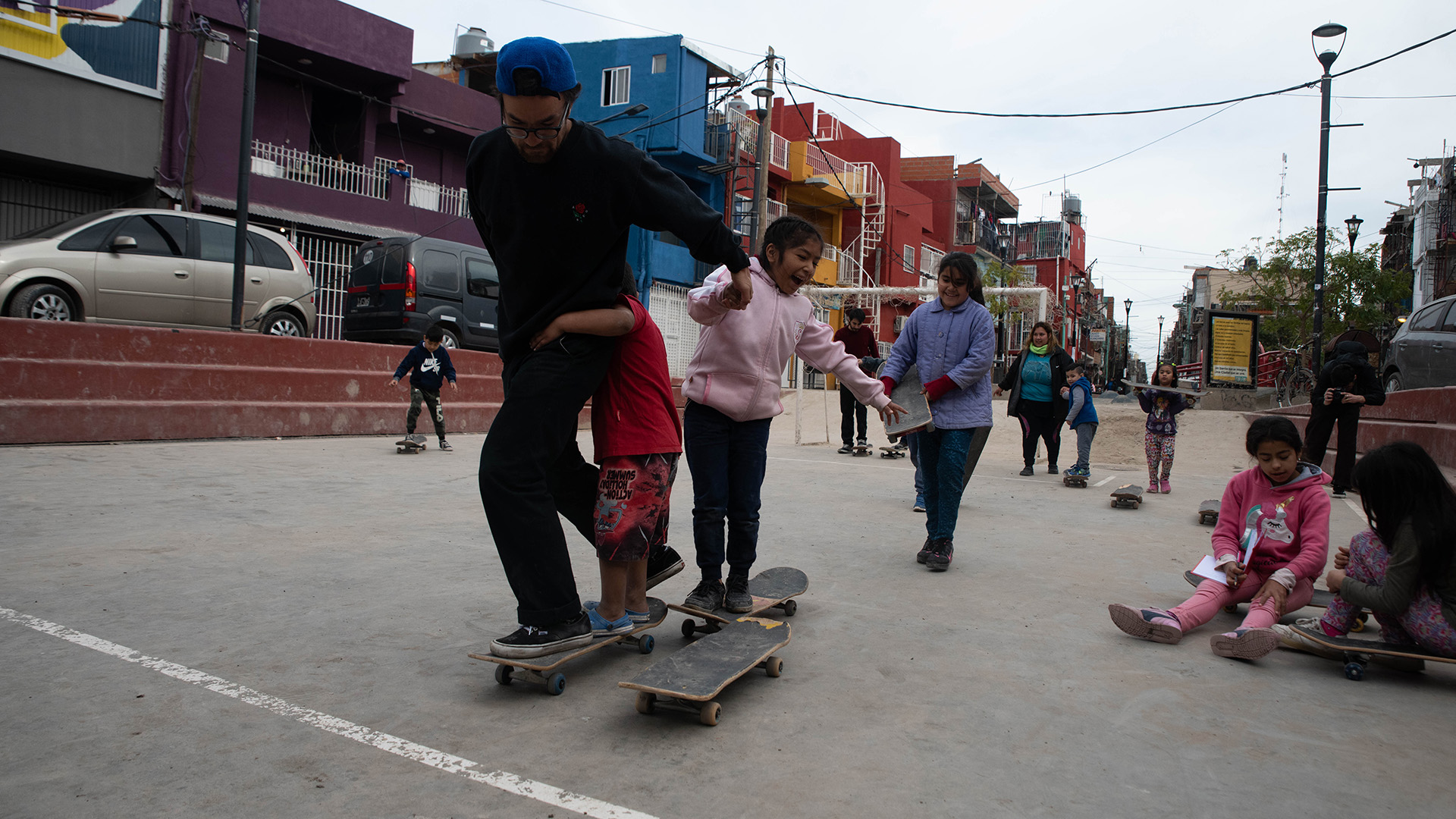 Los ejercicios de equilibrio y mejoramiento de las posturas son parte de la rutina para fomentar las habilidades necesarias para “andar en skate”