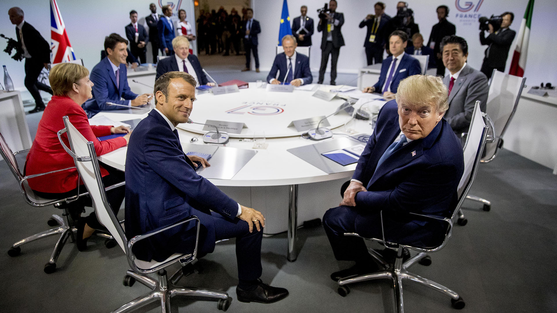 Donald Trump gesticula frente a los fotógrafos