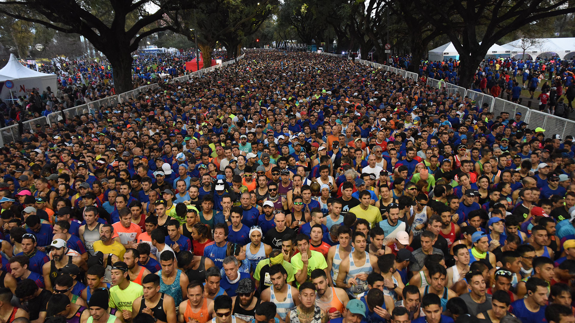 Una multitud se hizo presente en Figueroa Alcorta y Monroe para el comienzo de la carrera