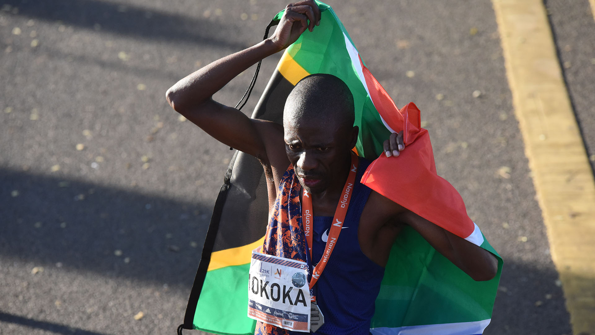 Stephen Mokoka, uno de los maratonistas más prestigiosos de Sudáfrica, no pudo conseguir la victoria