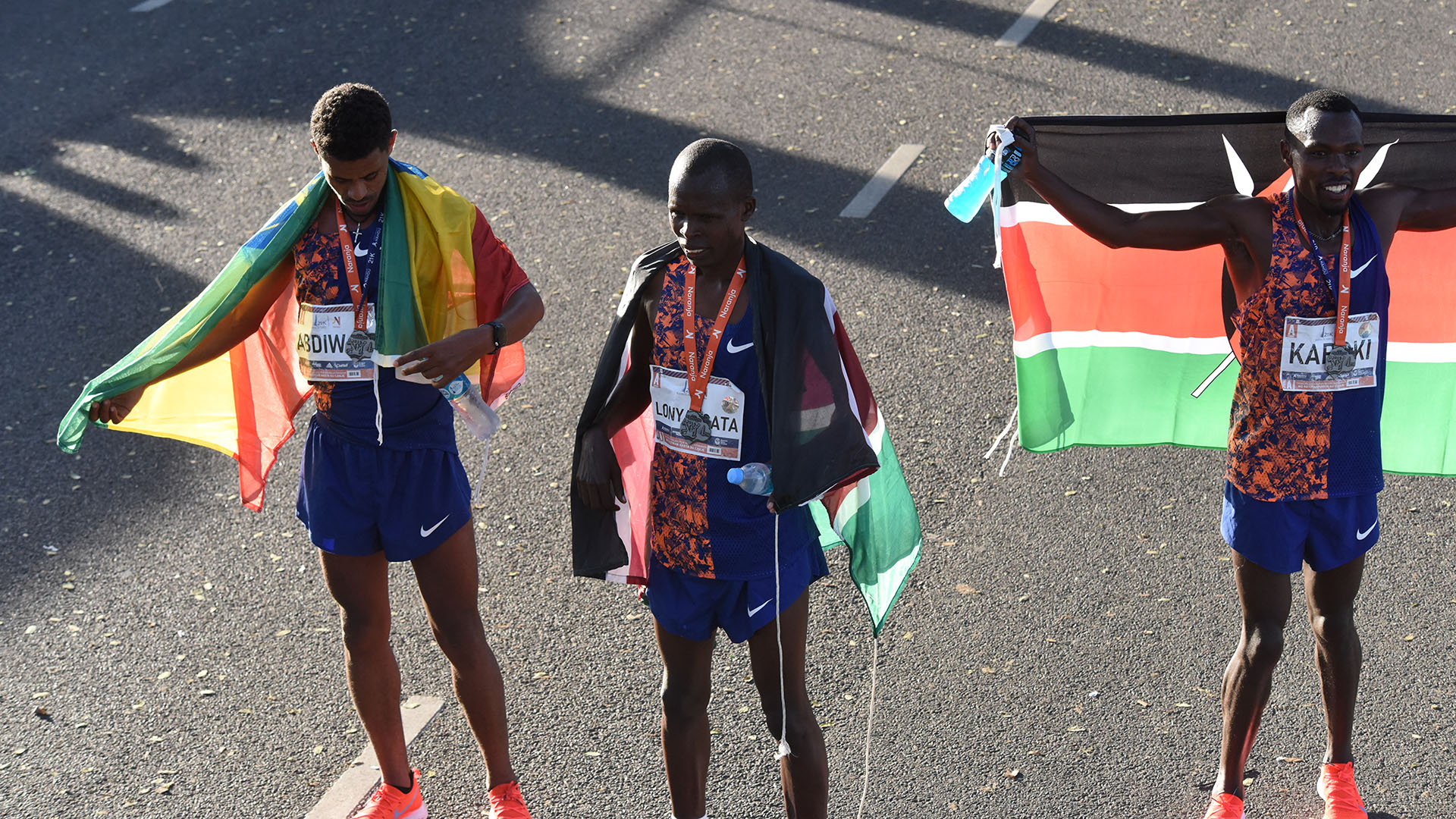 Karoki (derecha) finalizó en 2018 en el tercer puesto del ránking mundial de maratón