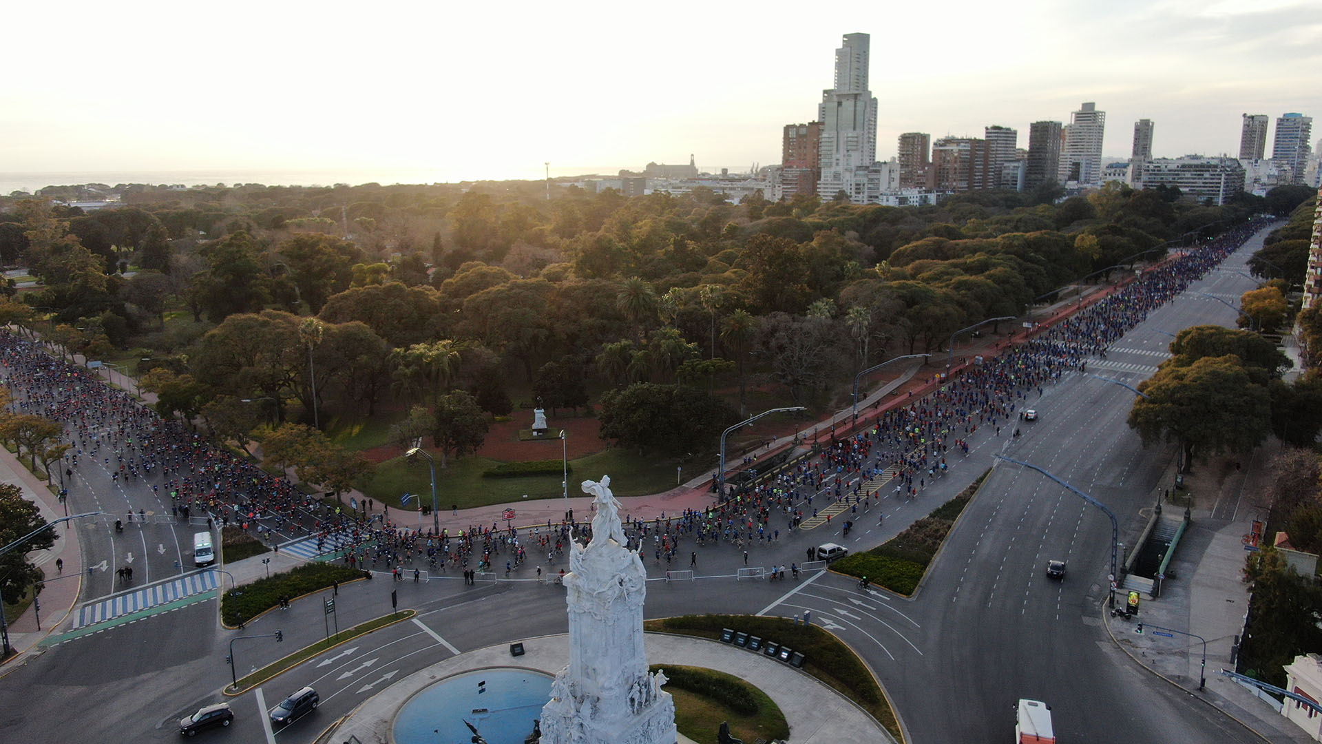 La multitud de participantes, en una de las curvas del recorrido (Thomas Khazki)