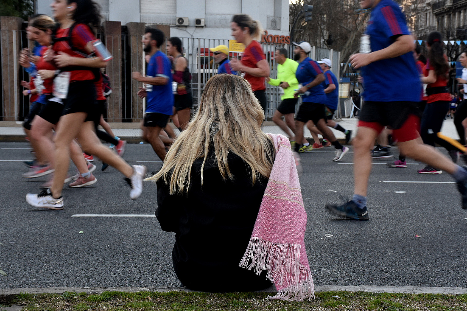 Hubo centenares de personas que acompañaron a familiares a la media maratón de Buenos Aires