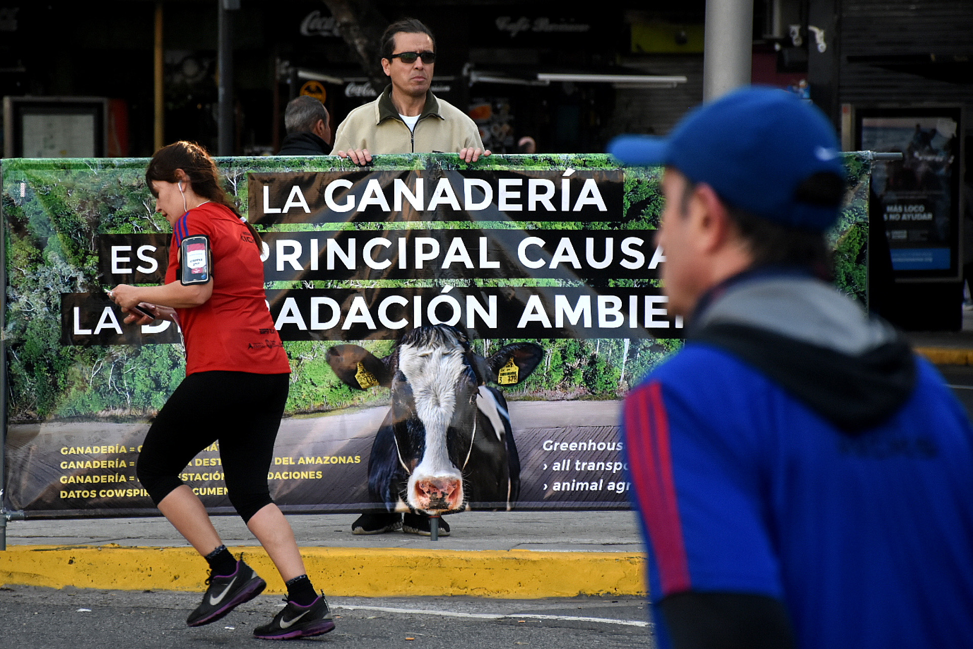 Hubo quien también aprovechó para concientizar a los corredores sobre los problemas medioambientales