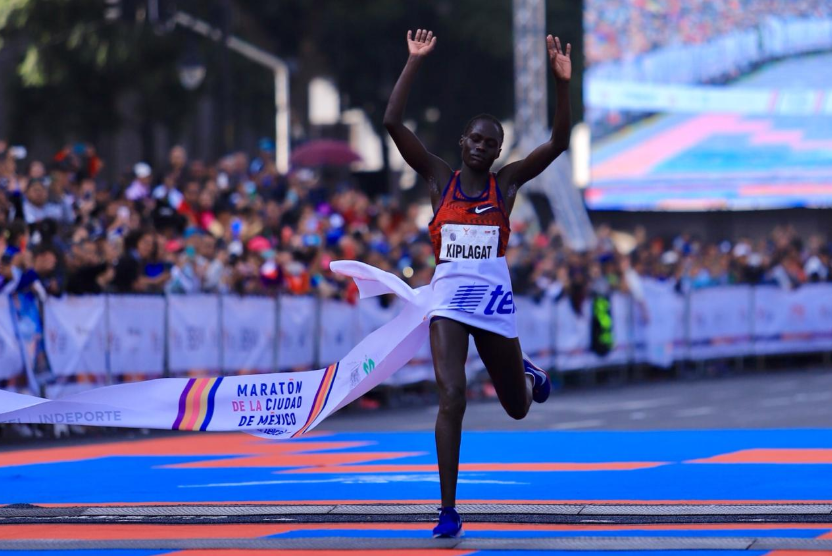 Nueva marca en la rama femenil del Maratón de la Ciudad de México. Vivian Kiplagat logró un tiempo de 2:33:27 @MaratonCDMX)