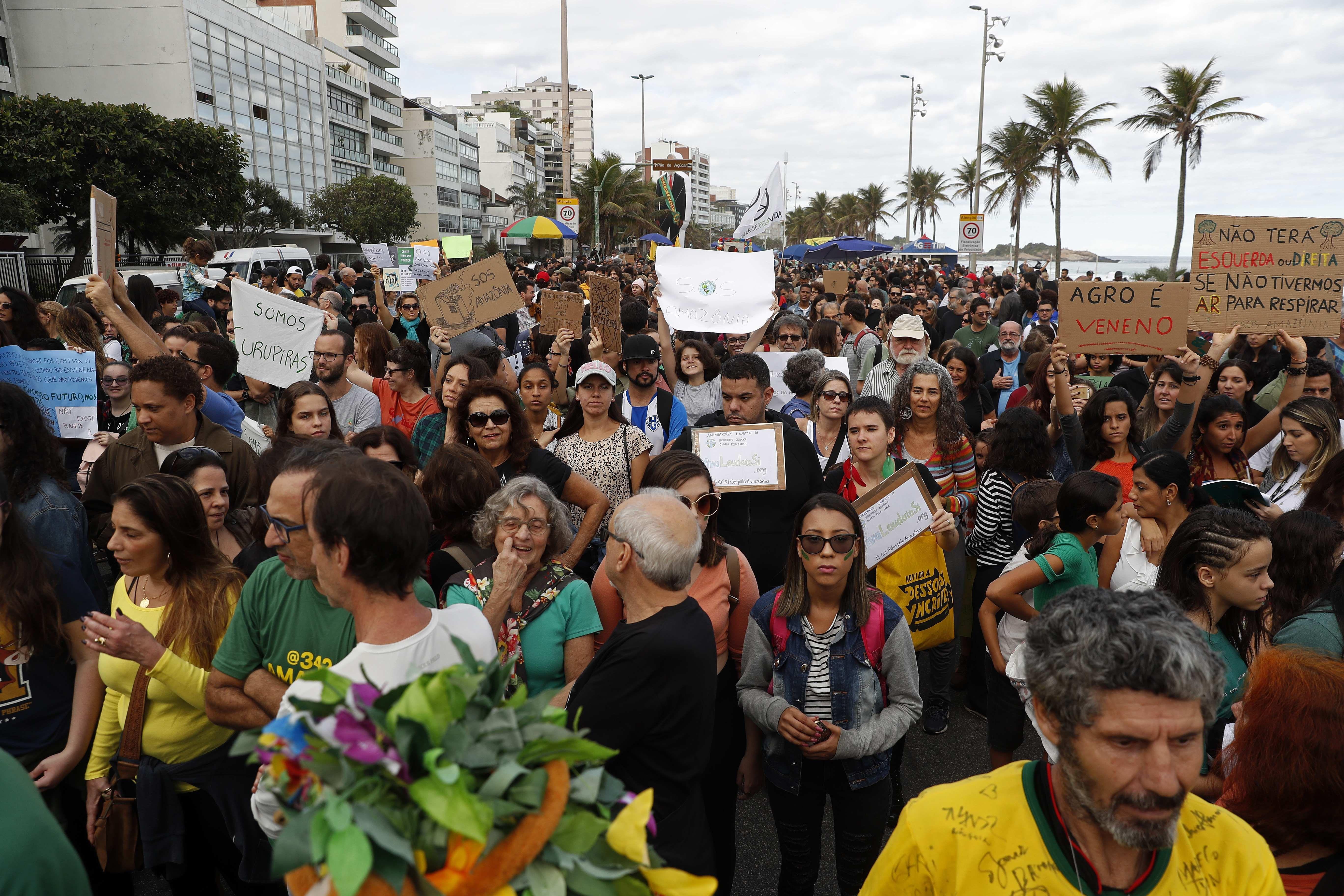 Miles de personas entre las que se cuentan artistas, políticos e intelectuales marchan este domingo en favor de la Amazonía y contra el presidente brasileño Jair Bolsonaro en la playa de Ipanema. EFE/Marcelo Sayão