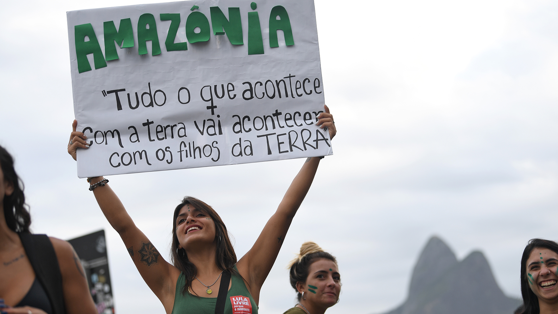 Un activista sostiene un cartel que dice “Todo lo que sucede en la Tierra, les pasará a los niños de la Tierra” durante la protesta. (Foto por Mauro PIMENTEL / AFP)