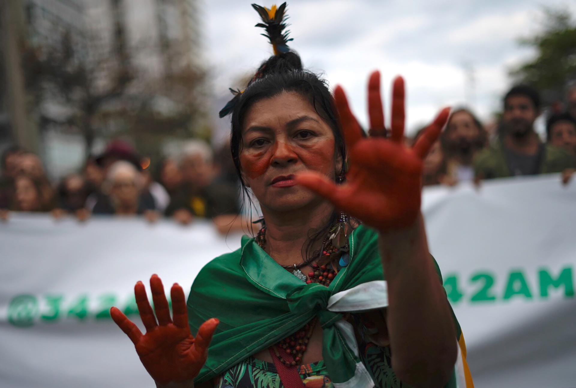 Un activista participa en la protesta en la playa Ipanema. (Foto por Mauro PIMENTEL / AFP)