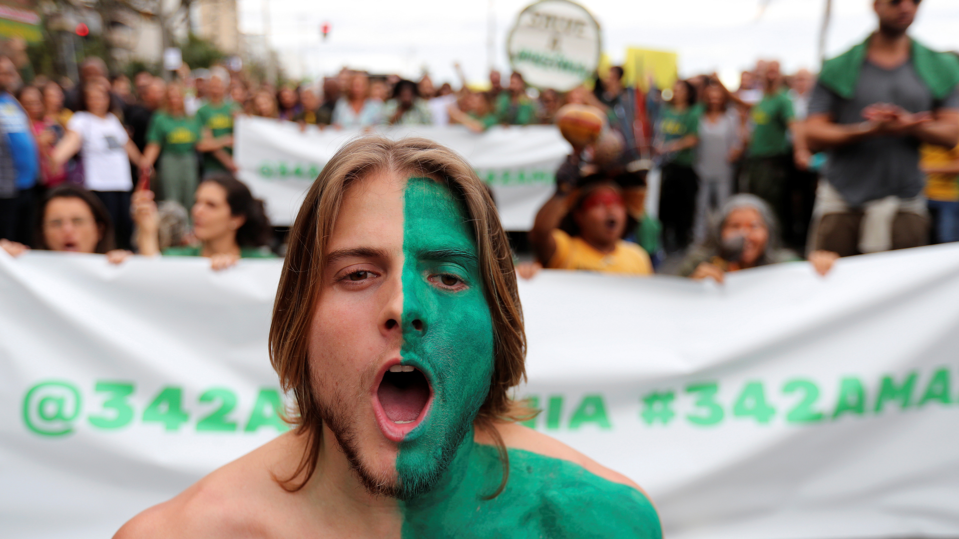 Un hombre asiste a una manifestación para exigir más protección para la selva amazónica, en Río de Janeiro, Brasil, 25 de agosto de 2019. REUTERS / Sergio Moraes