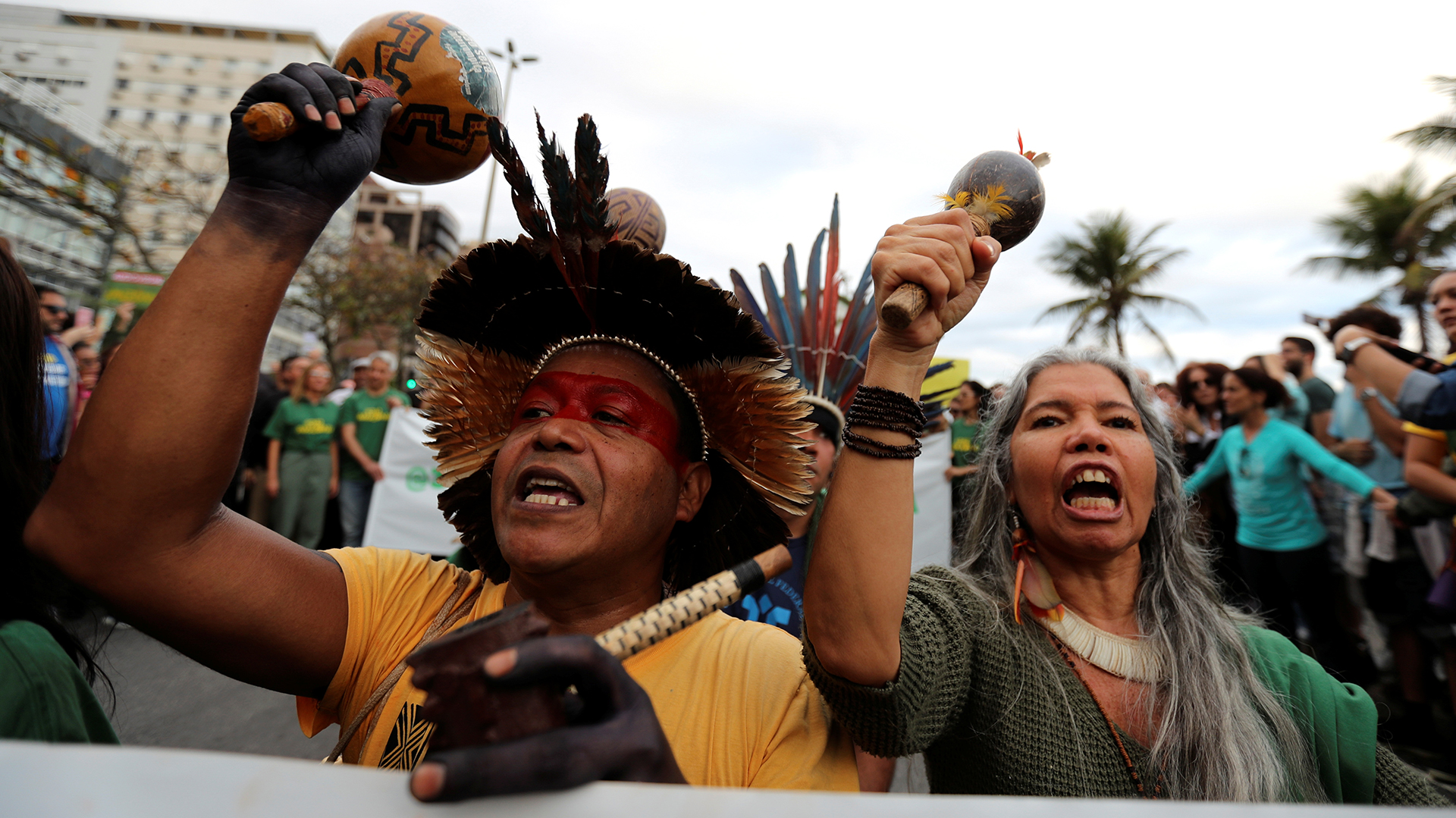 Los asistentes cantan consignas mientras participan en la manifestación para exigir más protección para la selva amazónica. REUTERS / Sergio Moraes