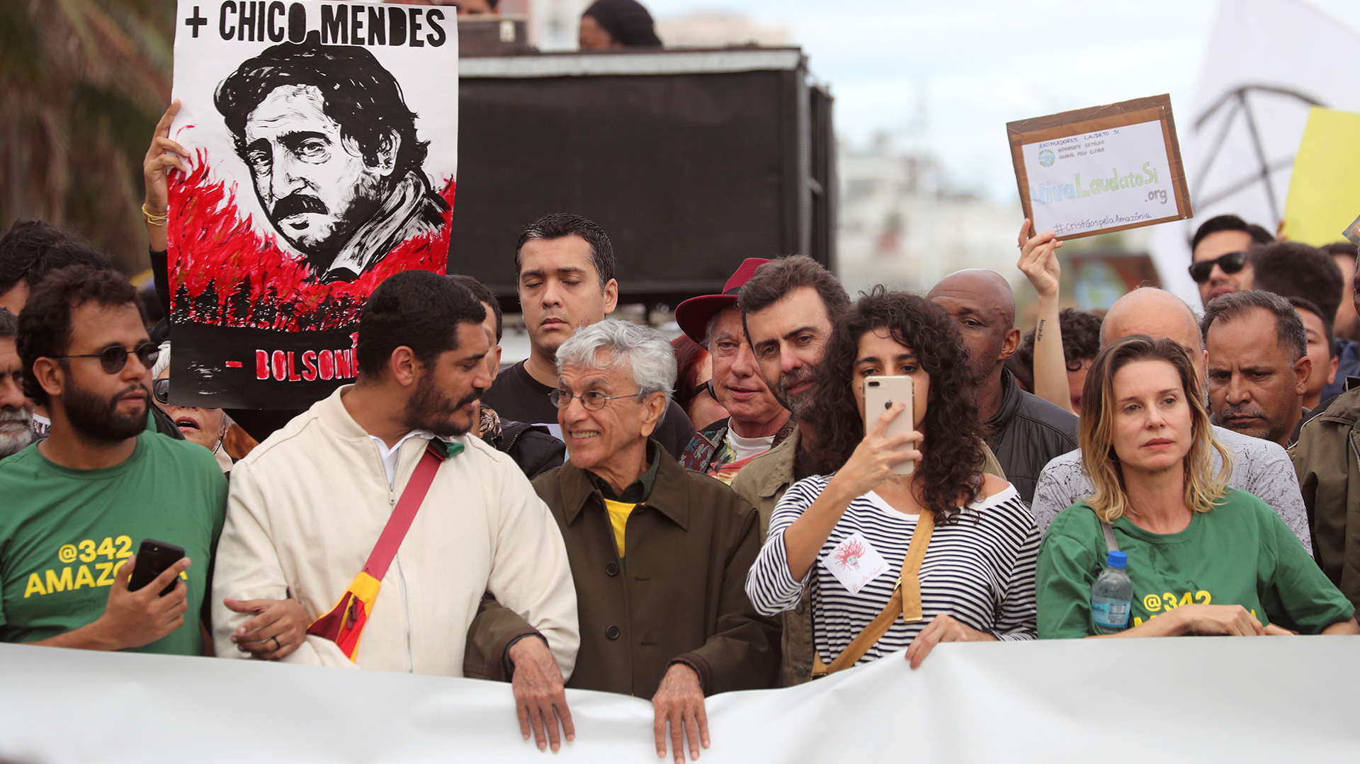 El cantante brasileño Caetano Veloso asiste a la protesta. REUTERS / Sergio Moraes
