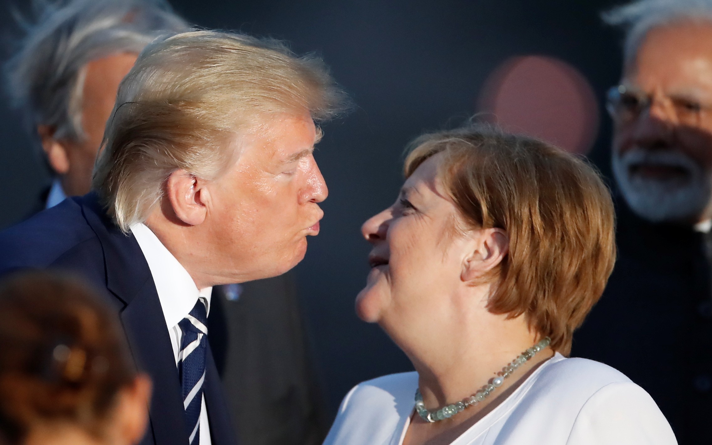 Donald Trump también tuvo un particular saludo con Angela Merkel