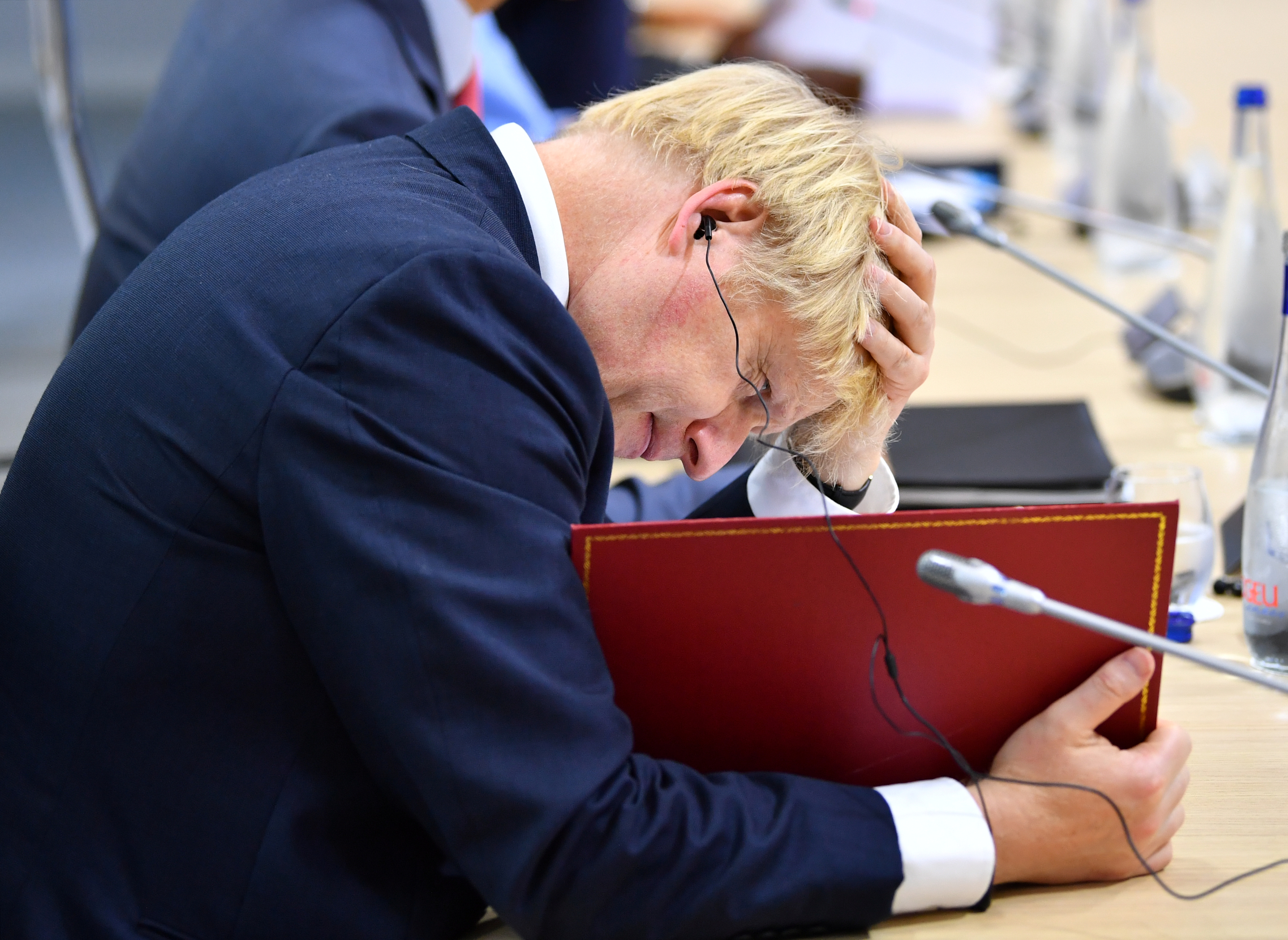 Johnson se toma la cabeza durante una reunión de trabajo